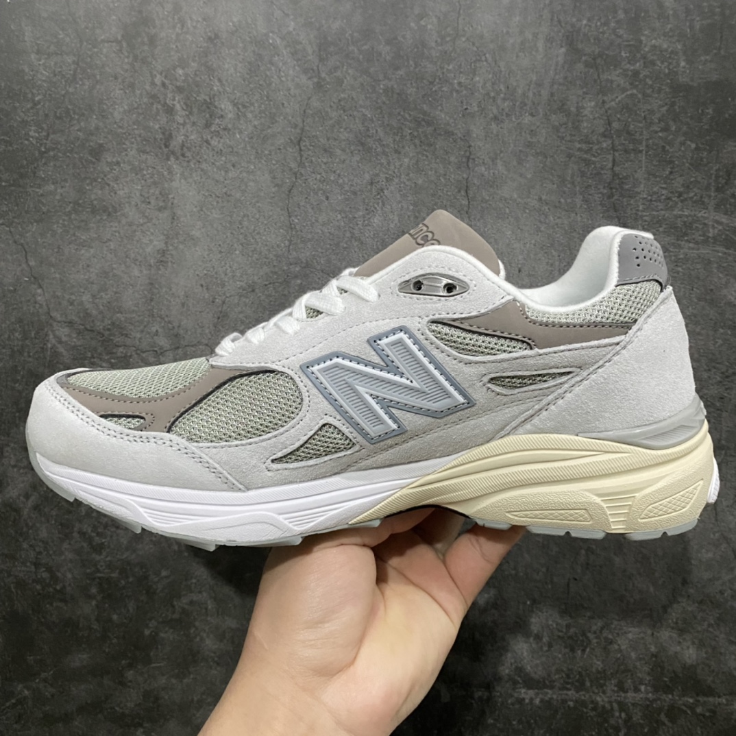 图片[2]-K版纯原 New Balance M990SC3 新百伦NB990V3 浅灰色 第三代总统复古慢跑鞋正确3M反光细节 原楦原纸版开发 正确6层组合底模精密开发 搭载全新碳素中底 后跟透明TPU水晶装饰条稳固 沿用了引以为傲的跑鞋手工技艺 采用猪皮绒面并包裹局部透气网面的鞋身设计 菱网鞋舌上刻有New Balance USA 鞋面依旧身着经典的大热之灰 彰显了其高端的品质身份  尺码：36 37 37.5 38 38.5 39 40 40.5 41.5 42 42.5 43 44 45-莆田鞋批发中心