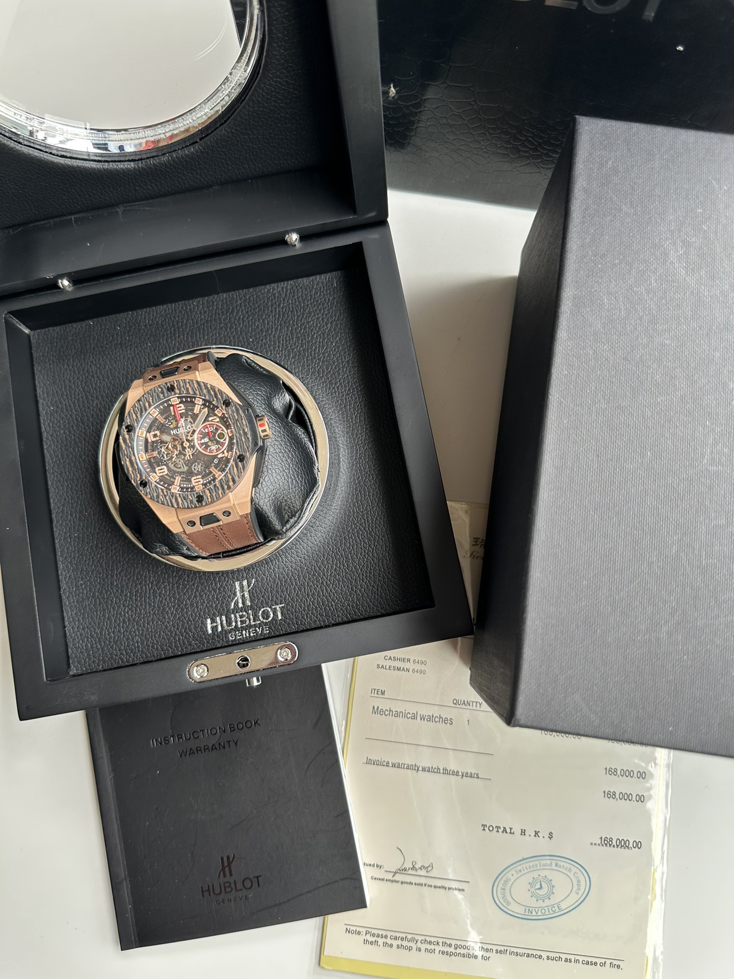 NO:157395,HBF FACTORY HUBLOT Hublot Best Replica of the Year BlG BANG Series 401.OQ.0123.VR Carbon Fiber Bezel The hierarchy of composite bezels Only unique charm serial numbers  401.NJ.0123.VR1 bezel carbon fiber mixed titanium metal.2 mirror sapphire mirror inner/outer coated anti-reflective coating.3 lug black synthetic resin. Side insert: black synthetic resin, carbon fiber insert in the middle of the case. Crown polishing treatment, black overpressure rubber insert. Button 2 o'clock position 316 stainless steel button. 4 o'clock position button engraved Ferrari logo, red paint filling. 4 dial 45 mm, Ferrari horse pattern inlay. Hour hand minute hand satin gold plated, black SuperLuminova luminous coating. Score pointer Ferrari red lacquer treatment. 5 movement modified HUB1241UNICO movement 6 strap black natural rubber strap, Schedoni leather, stitched with stitching. Cuff folding buckle, gold plating19860909HBF FACTORY 恒宝HUBLOT 宇舶表年度最佳复刻作品 BlG BANG系列401.OQ.0123.VR碳纤维表圈 复合材质表圈的层次结构 仅限独特魅力序列号 401.NJ.0123.VR1表圈碳纤维混合钛金属.2表镜蓝宝石镜面内/外覆防反光涂层.3表耳黑色合成树脂.侧插片:黑色合成树脂,表壳中部碳纤维插片.表冠抛光处理,黑色过压橡胶插片.按钮2点钟位置316精钢按钮.4点钟位置按钮刻法拉利标志,红漆填充.4表盘45毫米,法拉利跃马图案镶嵌.时针分针缎面镀金,覆黑色SuperLuminova夜光涂层.计分指针法拉利红亮漆处理.5机芯改HUB1241UNICO机芯6表带黑色天然橡胶表带,Schedoni真皮,用缝线缝合.表扣折叠式表扣,,gold plating,Watch