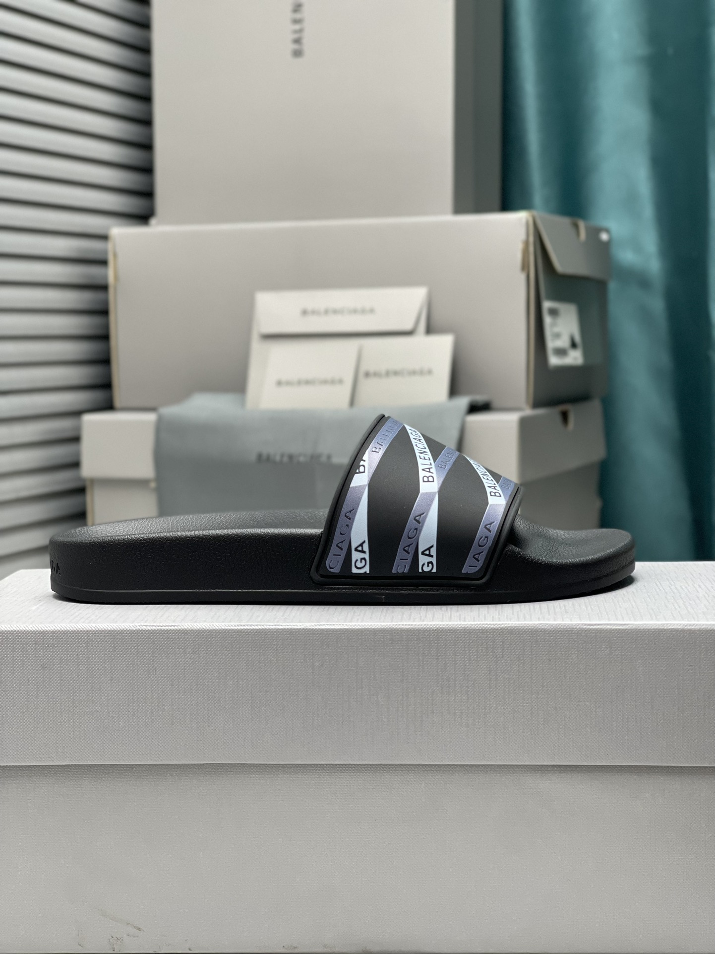 Balenciaga 巴黎世家2023潮品拖 鞋！ 
Balenciaga Political Campaign 最新磨具开发！
 欧美名媛 明星 网红girl 大爱款 精致鞋面手工缝纫走线 蓬松柔软 亲肤柔软夏季必备款  时尚却不过分张扬 原版天然橡胶防滑耐磨底   。码数35-40，39-45配套专柜最新原包装.