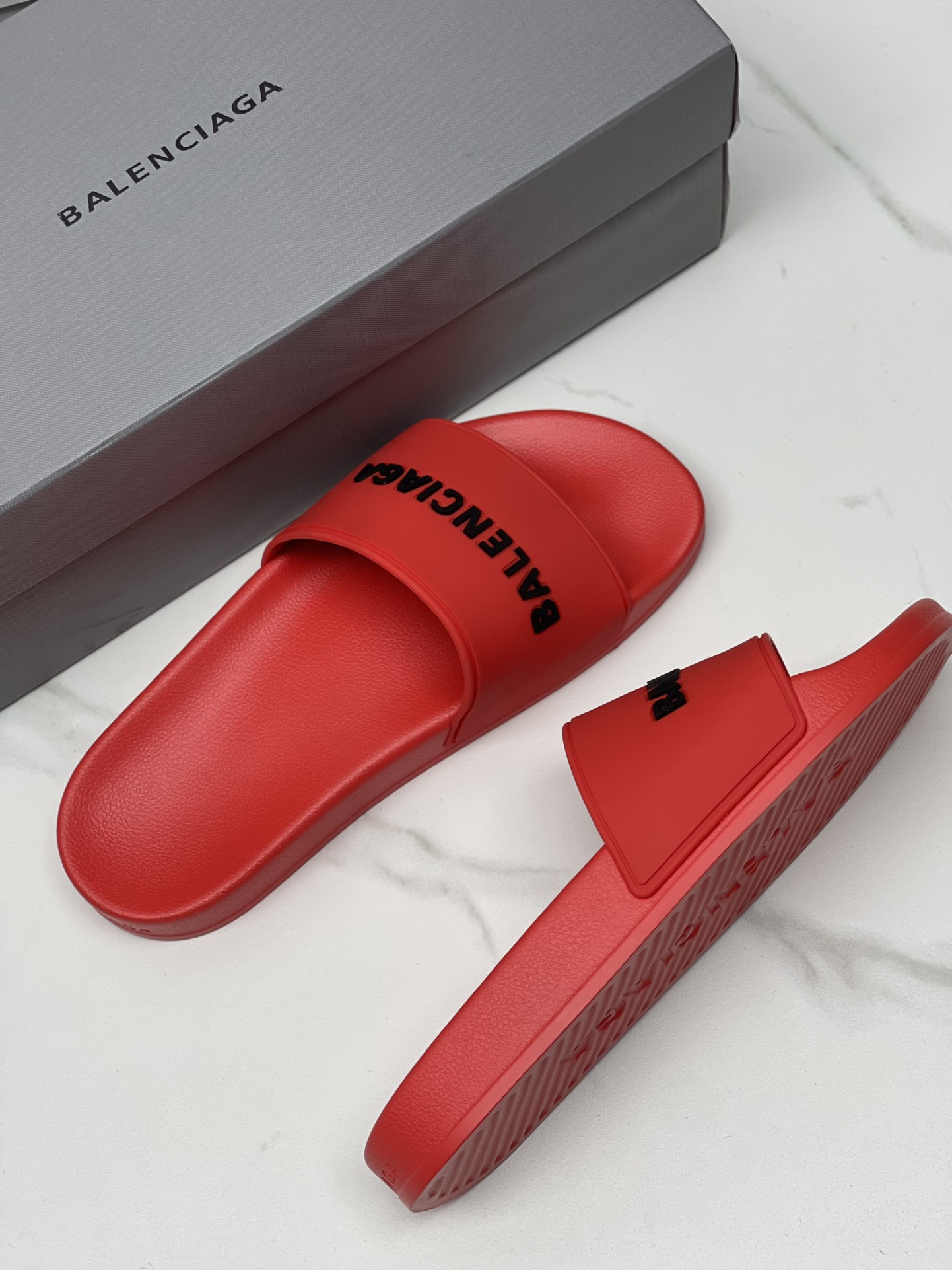 Balenciaga 巴黎世家2023潮品拖 鞋！ 
Balenciaga Political Campaign 最新磨具开发！
 欧美名媛 明星 网红girl 大爱款 精致鞋面手工缝纫走线 蓬松柔软 亲肤柔软夏季必备款  时尚却不过分张扬 原版天然橡胶防滑耐磨底   。码数35-40，39-45配套专柜最新原包装.