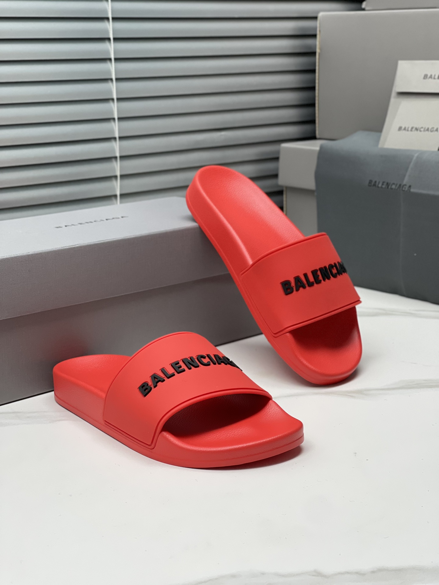 Balenciaga 巴黎世家2023潮品拖 鞋！ 
Balenciaga Political Campaign 最新磨具开发！
 欧美名媛 明星 网红girl 大爱款 精致鞋面手工缝纫走线 蓬松柔软 亲肤柔软夏季必备款  时尚却不过分张扬 原版天然橡胶防滑耐磨底   。码数35-40，39-45配套专柜最新原包装.