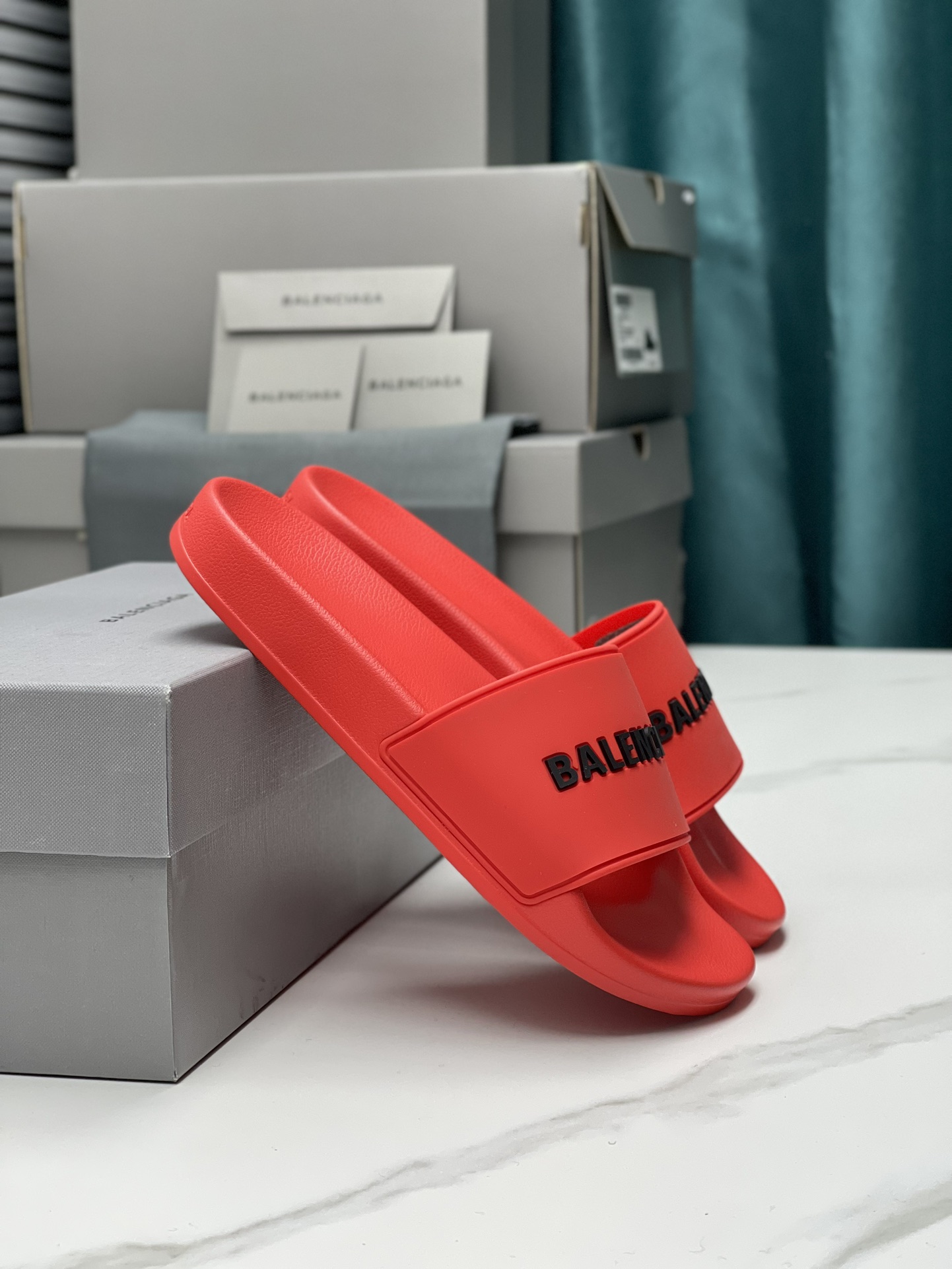 Balenciaga 巴黎世家2023潮品拖 鞋！ 
Balenciaga Political Campaign 最新磨具开发！
 欧美名媛 明星 网红girl 大爱款 精致鞋面手工缝纫走线 蓬松柔软 亲肤柔软夏季必备款  时尚却不过分张扬 原版天然橡胶防滑耐磨底   。码数35-40，39-45配套专柜最新原包装.