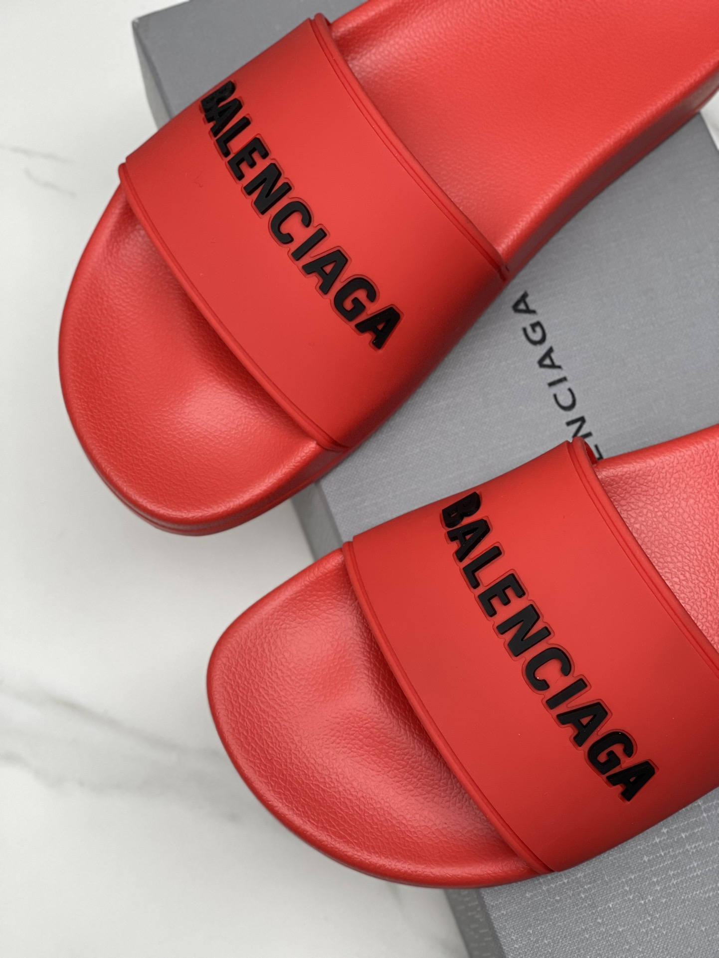 Balenciaga 巴黎世家2023潮品拖 鞋！ 
Balenciaga Political Campaign 最新磨具开发！
 欧美名媛 明星 网红girl 大爱款 精致鞋面手工缝纫走线 蓬松柔软 亲肤柔软夏季必备款  时尚却不过分张扬 原版天然橡胶防滑耐磨底   。码数35-40，39-45配套专柜最新原包装.
