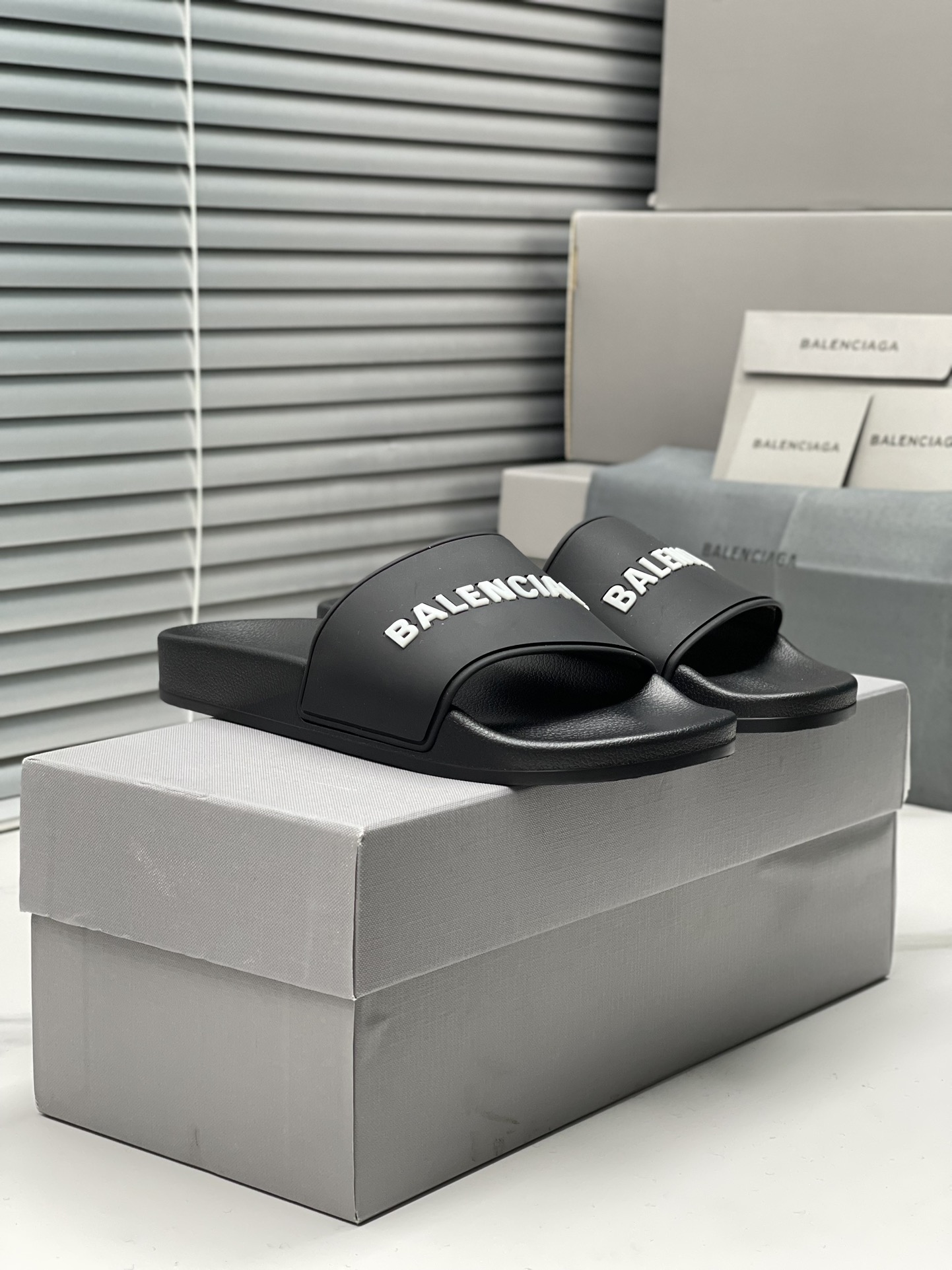 Balenciaga 巴黎世家2023潮品拖 鞋！ 
Balenciaga Political Campaign 最新磨具开发！
 欧美名媛 明星 网红girl 大爱款 精致鞋面手工缝纫走线 蓬松柔软 亲肤柔软夏季必备款  时尚却不过分张扬 原版天然橡胶防滑耐磨底   。码数35-40，39-45配套专柜最新原包装.