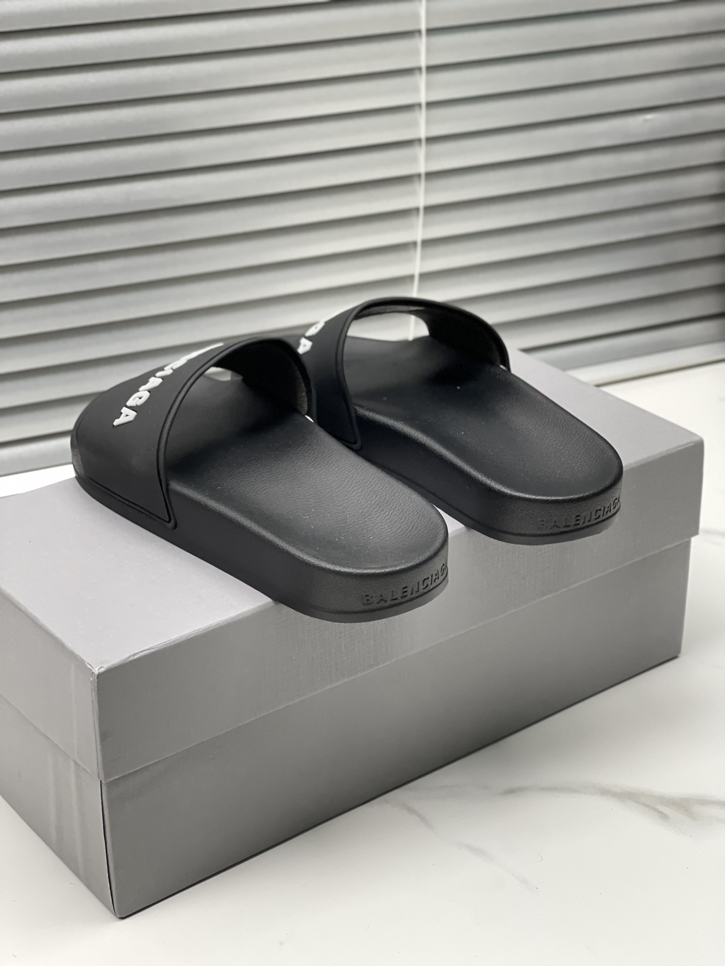 Balenciaga 巴黎世家2023潮品拖 鞋！ 
Balenciaga Political Campaign 最新磨具开发！
 欧美名媛 明星 网红girl 大爱款 精致鞋面手工缝纫走线 蓬松柔软 亲肤柔软夏季必备款  时尚却不过分张扬 原版天然橡胶防滑耐磨底   。码数35-40，39-45配套专柜最新原包装.