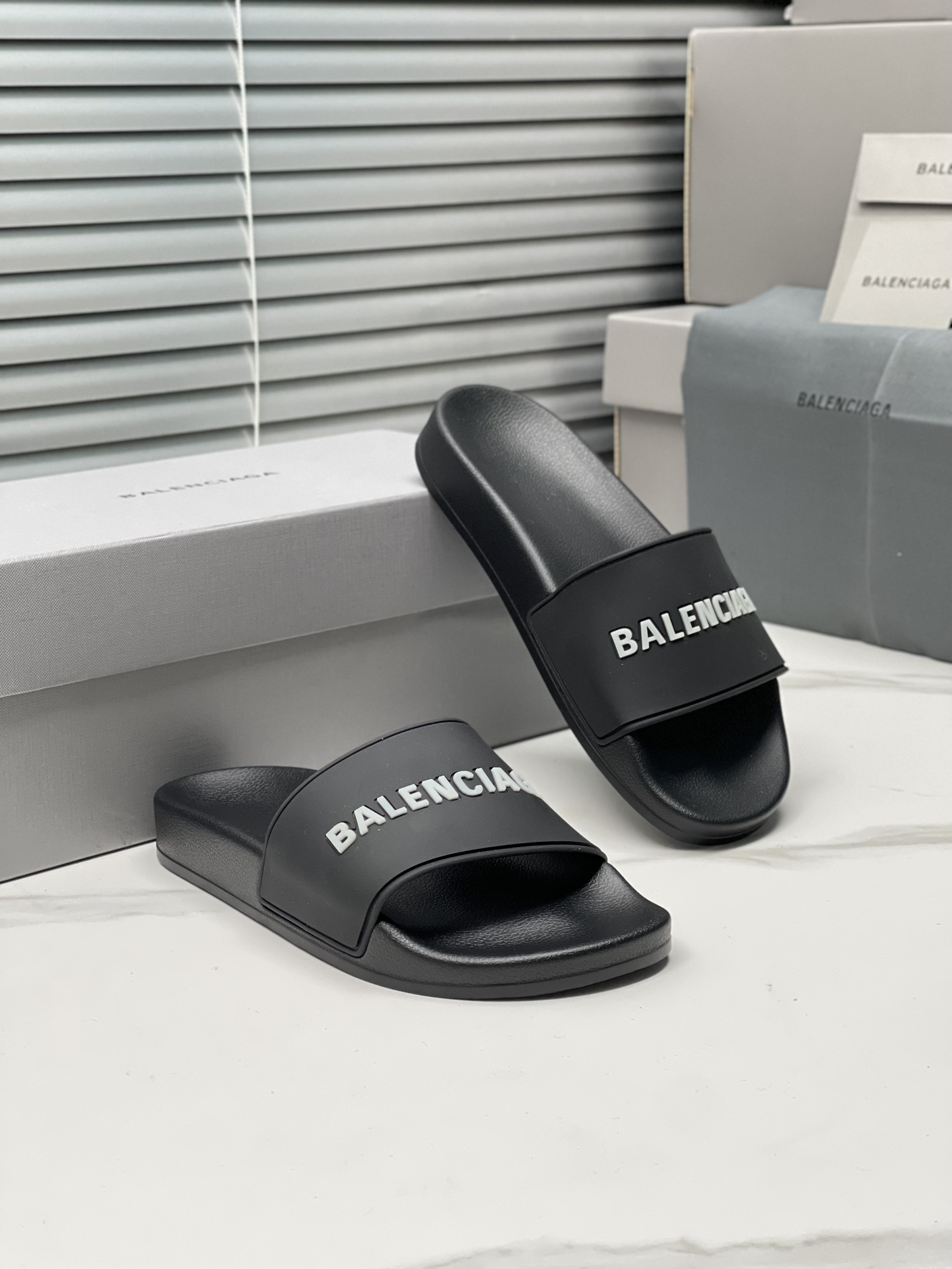 Balenciaga 巴黎世家2023潮品拖 鞋！ 
Balenciaga Political Campaign 最新磨具开发！
 欧美名媛 明星 网红girl 大爱款 精致鞋面手工缝纫走线 蓬松柔软 亲肤柔软夏季必备款  时尚却不过分张扬 原版天然橡胶防滑耐磨底   。码数35-40，39-45配套专柜最新原包装.