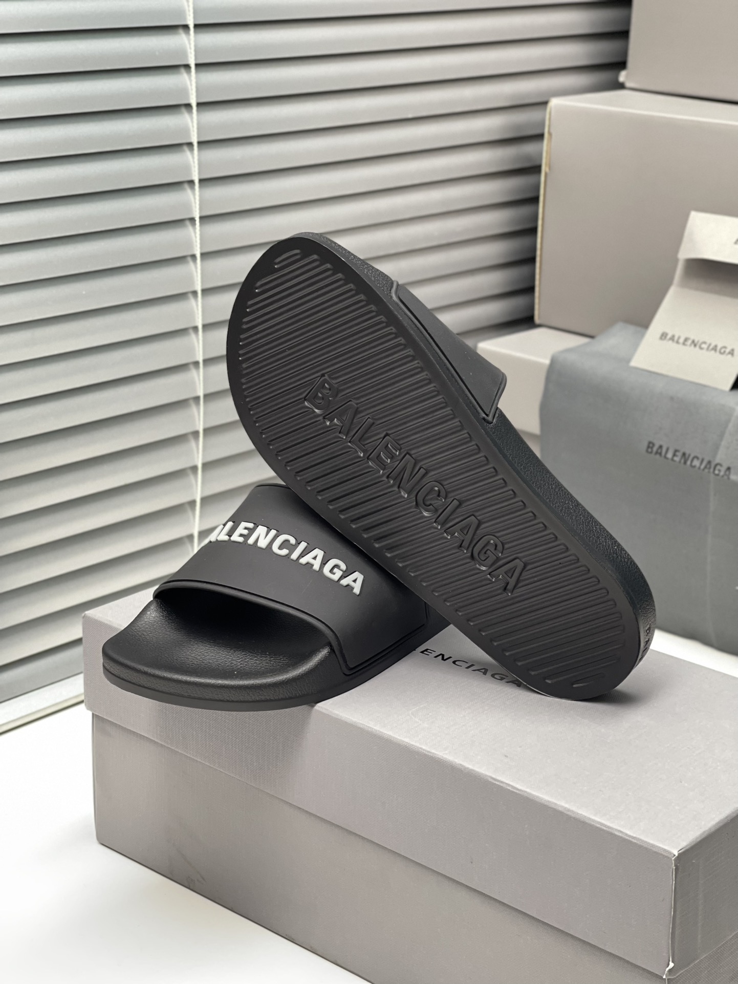 Balenciaga 巴黎世家2023潮品拖 鞋！ 
Balenciaga Political Campaign 最新磨具开发！
 欧美名媛 明星 网红girl 大爱款 精致鞋面手工缝纫走线 蓬松柔软 亲肤柔软夏季必备款  时尚却不过分张扬 原版天然橡胶防滑耐磨底   。码数35-40，39-45配套专柜最新原包装.