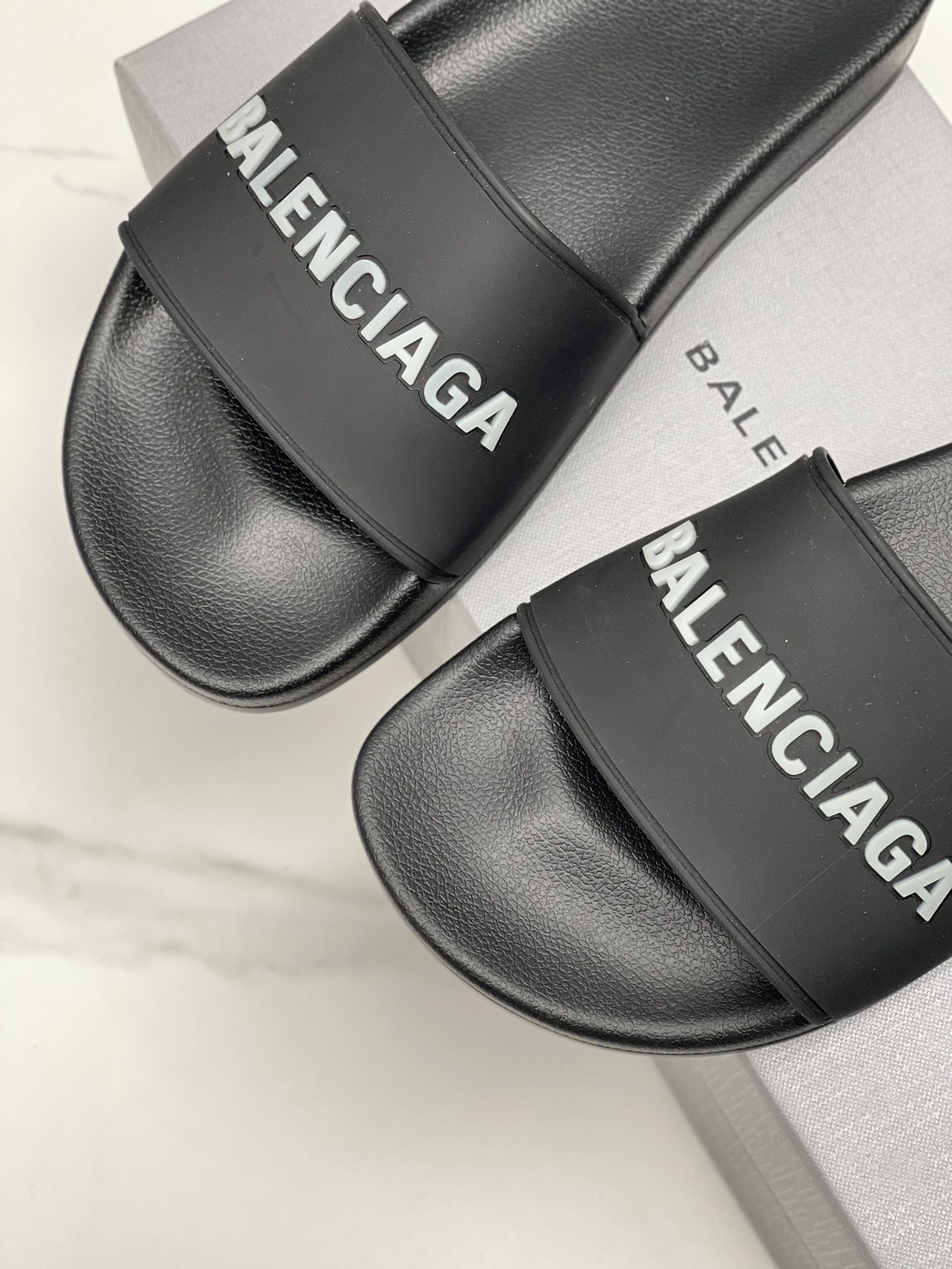 Balenciaga 巴黎世家2023潮品拖 鞋！ 
Balenciaga Political Campaign 最新磨具开发！
 欧美名媛 明星 网红girl 大爱款 精致鞋面手工缝纫走线 蓬松柔软 亲肤柔软夏季必备款  时尚却不过分张扬 原版天然橡胶防滑耐磨底   。码数35-40，39-45配套专柜最新原包装.