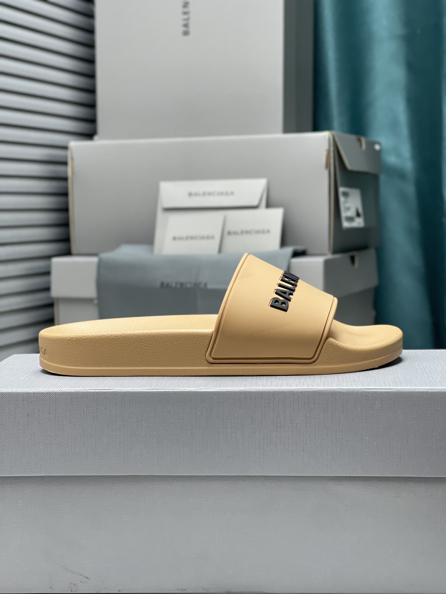 Balenciaga 巴黎世家2023潮品拖 鞋！ 
Balenciaga Political Campaign 最新磨具开发！
 欧美名媛 明星 网红girl 大爱款 精致鞋面手工缝纫走线 蓬松柔软 亲肤柔软夏季必备款  时尚却不过分张扬 原版天然橡胶防滑耐磨底   。码数35-40，39-45配套专柜最新原包装.