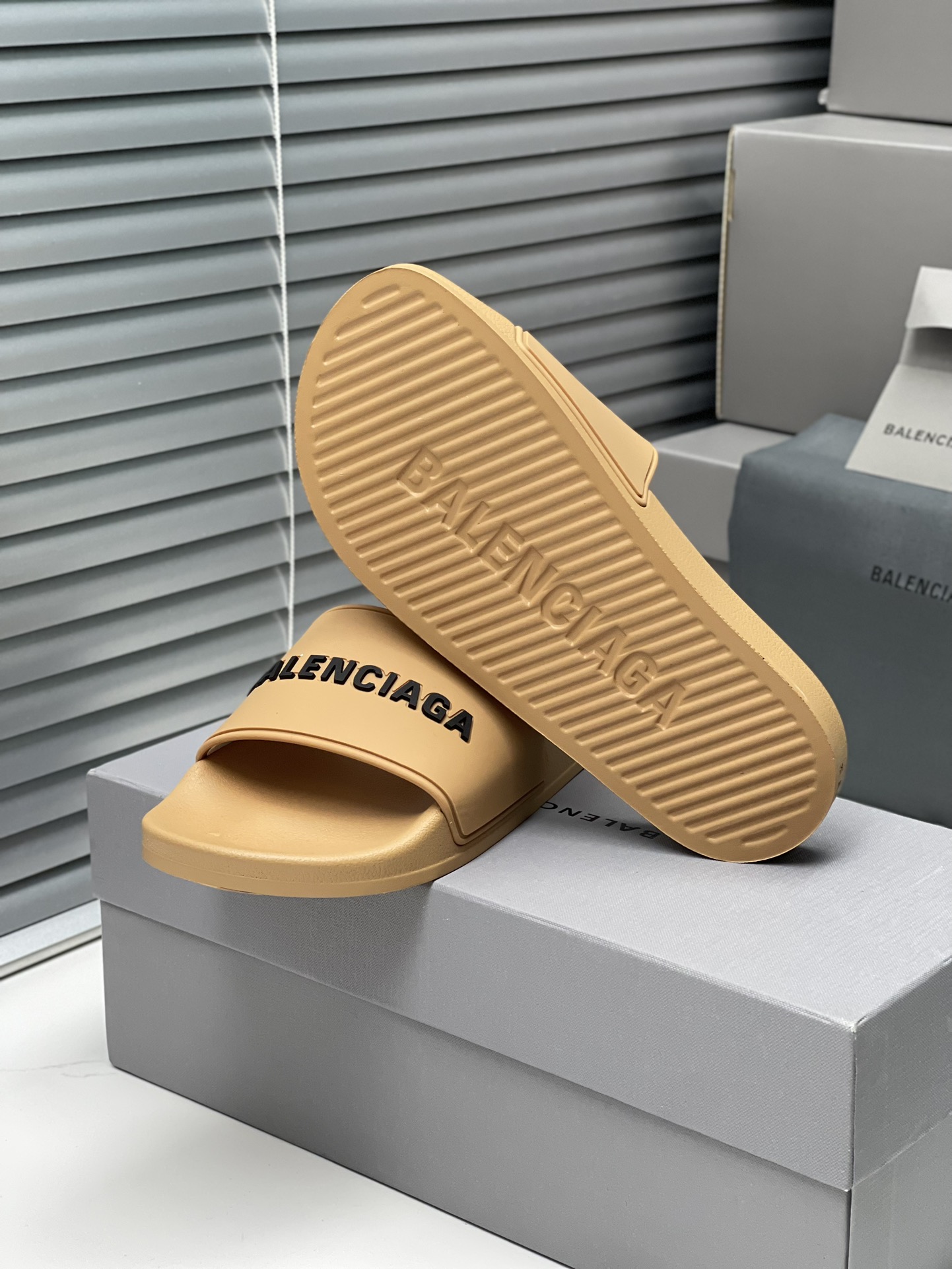 Balenciaga 巴黎世家2023潮品拖 鞋！ 
Balenciaga Political Campaign 最新磨具开发！
 欧美名媛 明星 网红girl 大爱款 精致鞋面手工缝纫走线 蓬松柔软 亲肤柔软夏季必备款  时尚却不过分张扬 原版天然橡胶防滑耐磨底   。码数35-40，39-45配套专柜最新原包装.