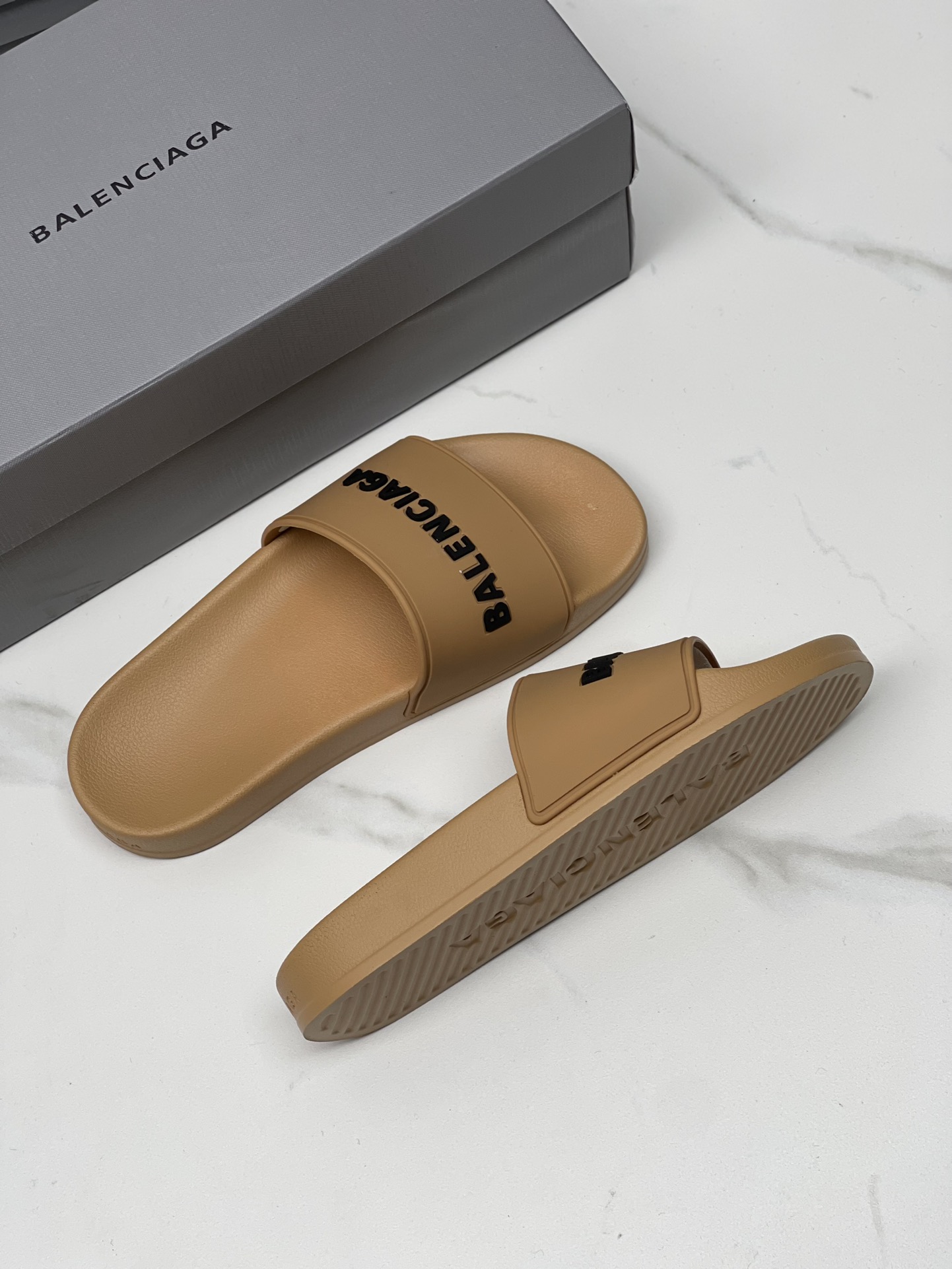 Balenciaga 巴黎世家2023潮品拖 鞋！ 
Balenciaga Political Campaign 最新磨具开发！
 欧美名媛 明星 网红girl 大爱款 精致鞋面手工缝纫走线 蓬松柔软 亲肤柔软夏季必备款  时尚却不过分张扬 原版天然橡胶防滑耐磨底   。码数35-40，39-45配套专柜最新原包装.