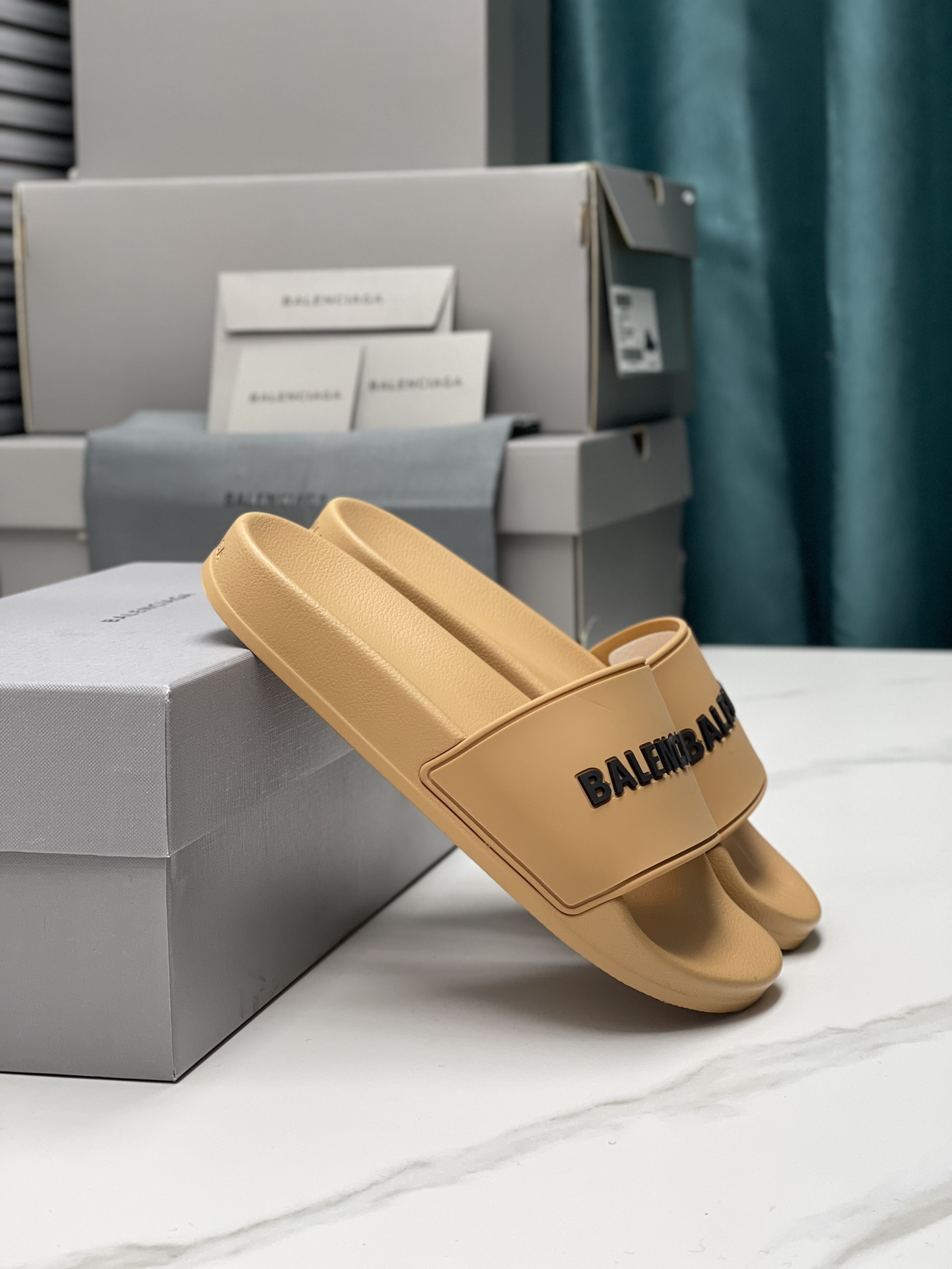 Balenciaga 巴黎世家2023潮品拖 鞋！ 
Balenciaga Political Campaign 最新磨具开发！
 欧美名媛 明星 网红girl 大爱款 精致鞋面手工缝纫走线 蓬松柔软 亲肤柔软夏季必备款  时尚却不过分张扬 原版天然橡胶防滑耐磨底   。码数35-40，39-45配套专柜最新原包装.