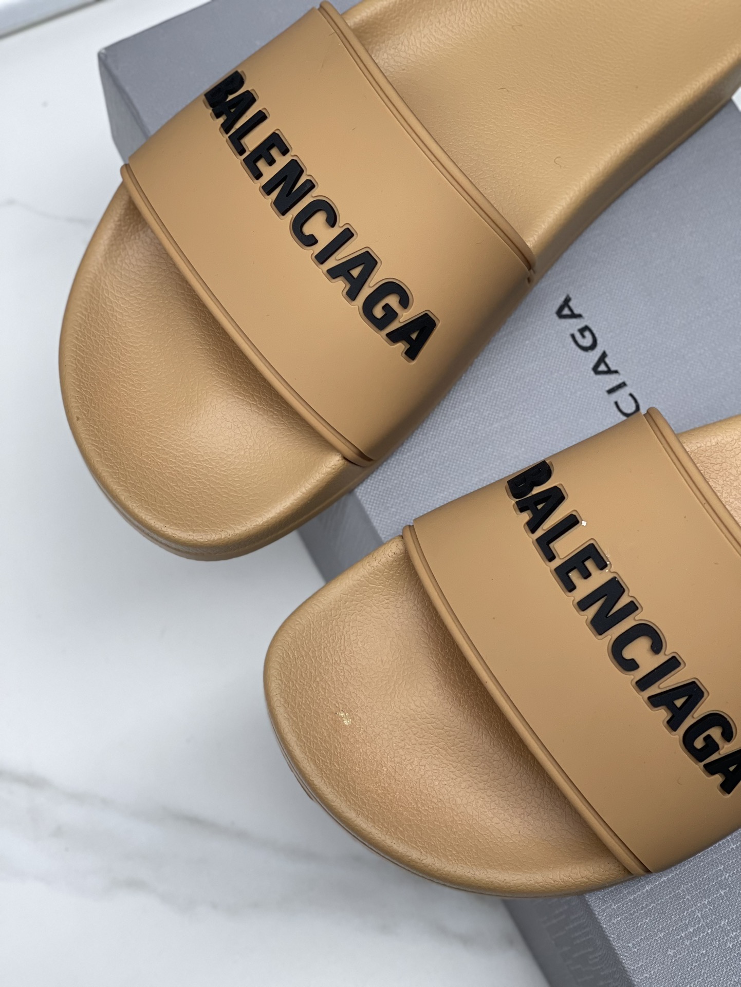 Balenciaga 巴黎世家2023潮品拖 鞋！ 
Balenciaga Political Campaign 最新磨具开发！
 欧美名媛 明星 网红girl 大爱款 精致鞋面手工缝纫走线 蓬松柔软 亲肤柔软夏季必备款  时尚却不过分张扬 原版天然橡胶防滑耐磨底   。码数35-40，39-45配套专柜最新原包装.