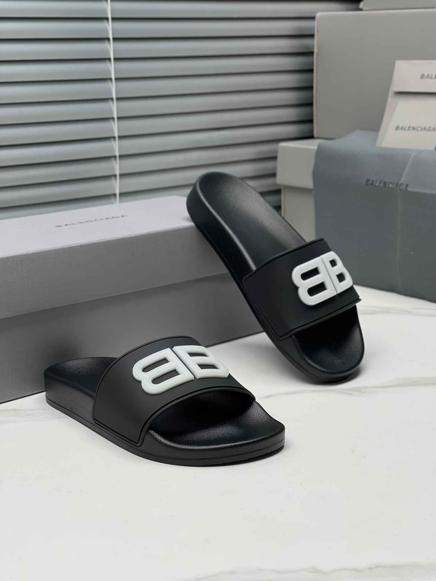 Balenciaga 巴黎世家2023潮品拖 鞋！ 
Balenciaga Political Campaign 最新磨具开发！
 欧美名媛 明星 网红girl 大爱款 精致鞋面手工缝纫走线 蓬松柔软 亲肤柔软夏季必备款  时尚却不过分张扬 原版天然橡胶防滑耐磨底   。码数35-40，39-45配套专柜最新原包装.