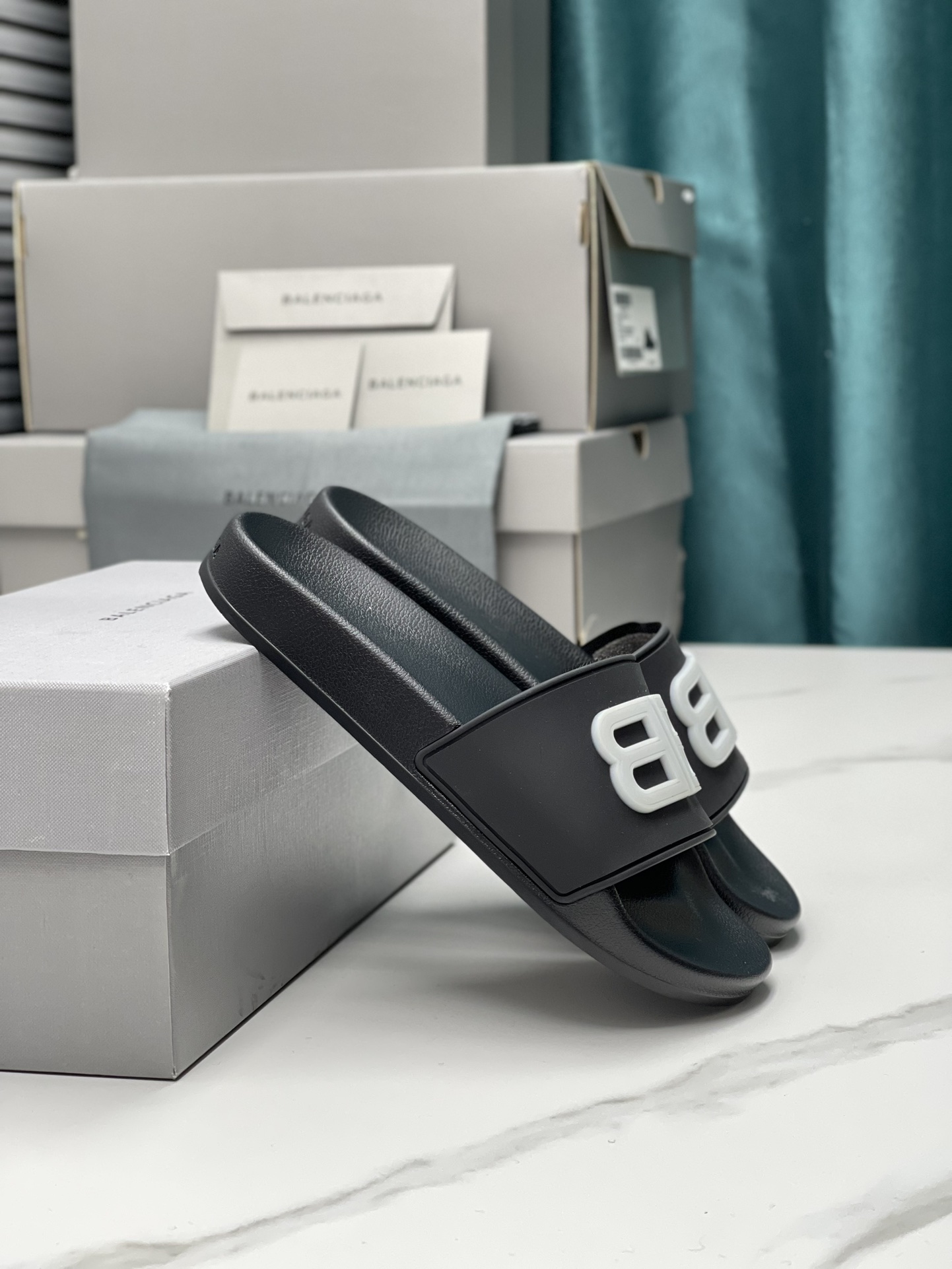 Balenciaga 巴黎世家2023潮品拖 鞋！ 
Balenciaga Political Campaign 最新磨具开发！
 欧美名媛 明星 网红girl 大爱款 精致鞋面手工缝纫走线 蓬松柔软 亲肤柔软夏季必备款  时尚却不过分张扬 原版天然橡胶防滑耐磨底   。码数35-40，39-45配套专柜最新原包装.