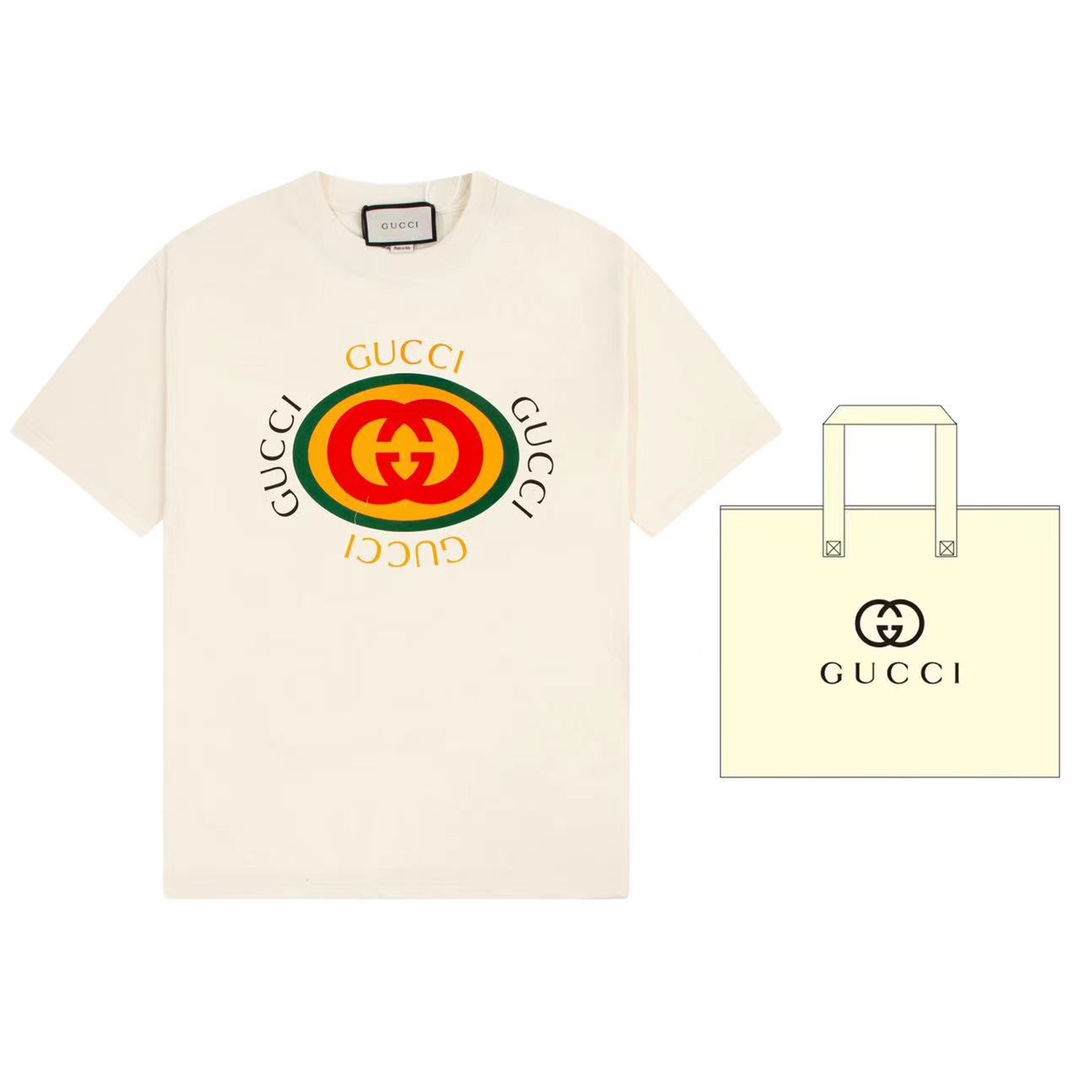（➕5🉑配手提袋） Gucci 古驰 植根于Gucci的悠久传承，对过往年代的热爱之情不断赋予品牌系列丰富的设计灵感。这款短袖选用针织棉匠心打造，饰有Gucci复古标识标签。条纹滚边为整款设计增添魅力。 原版面料 官方同款 定制240克…