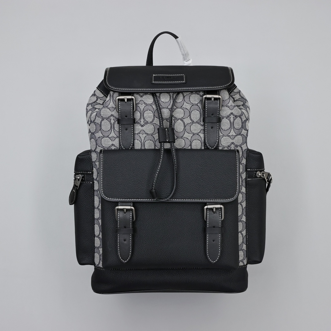 蔻驰新款Sprint男士双肩包💰320 采用翻盖抽绳多功能设计,外观简洁时尚,平时可以当做书包,还可以当登山包,旅行包,容量巨大,背上超级酷,质感很棒,极力推荐。 规格:45*29*16.5cm