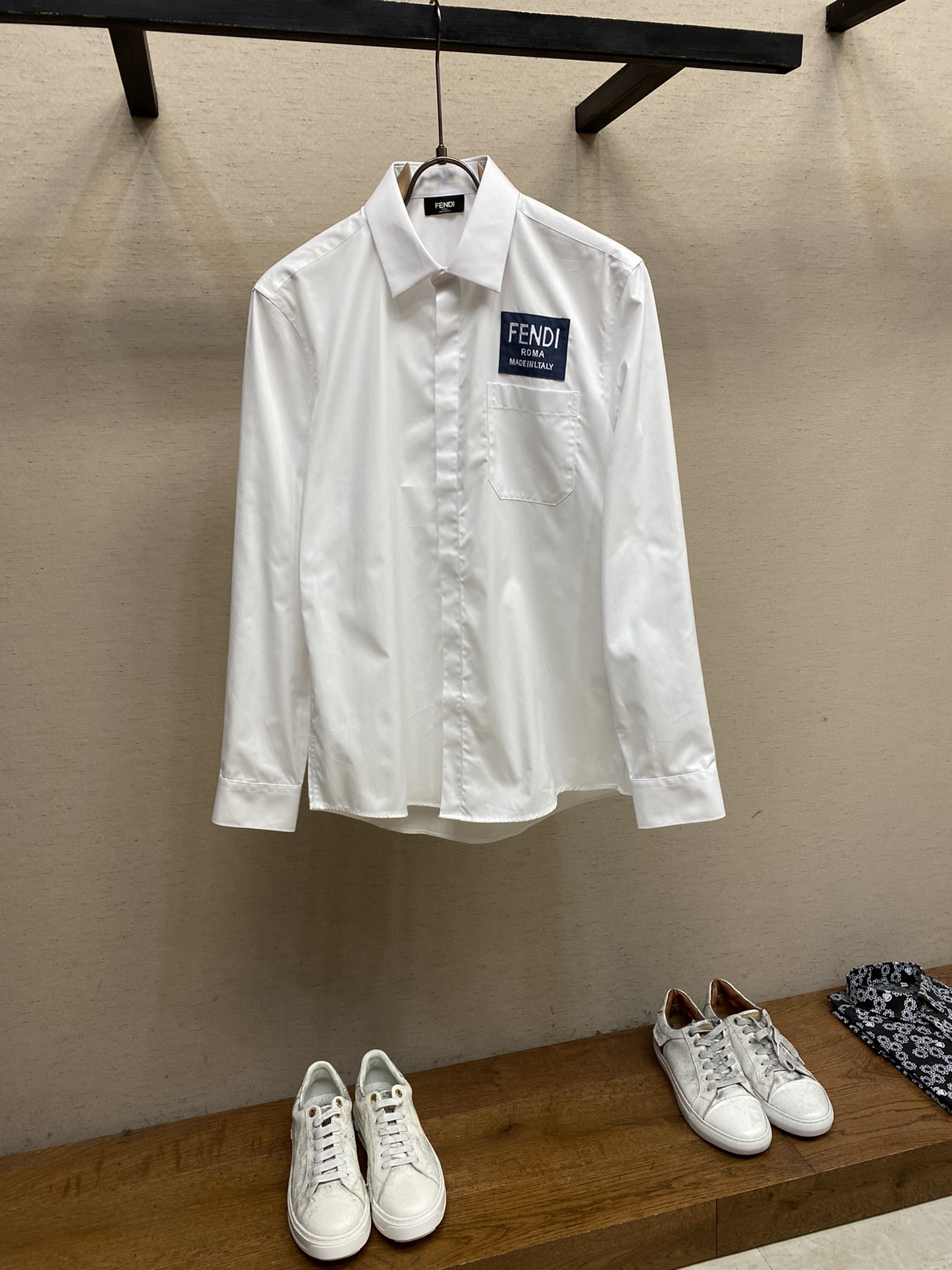 NO:951880,Fendi, Fendi's shirt!  A series that has not been released to the public!  Exclusive launch on the market!  Made of fine cotton and silk blended fabric, it exudes noble temperament both in terms of brightness and attire!  The unique customized denim embroidered LOGO is more noble!  No matter you wear it outside, it is comfortable and soft without losing its noble style!  !  !  !  !  !  !  !  Size S-2xl s Shoulder width 46 Bust 102 Length 76 Sleeve length 63 m Shoulder width 47 Bust 106 Length 77.5 Sleeve length 64 l Shoulder width 48 Bust 110 Length 79 Sleeve length 65 xl Shoulder width 49 Bust 114 Length 80.5 Sleeve length 66 xxl Shoulder width 450 Bust  118 clothing length 82 sleeve length 67 Recommended size (slightly loose fit) Height 174-140 pounds, try on size M which is suitable!  For boys weighing less than 135 catties, choose S size, between 135-150 catties, choose M size, between 150-165 catties, choose L size, between 165-180 catties, choose XL size, and between 180-198 catties, choose XXL size!  ,,fendi,shirts,real silk,19860909Fendi、芬弟弟家衬衫！未对外公开发售系列！市场独家首发！精棉加真丝混纺面料,无论从亮光还是着装都透露着高贵的气质！独特定制拼牛仔绣花LOGO更加高贵！无论外穿都是既舒适柔软,又不失高贵风范！！！！！！！！ 尺码S-2xl s 肩宽 46胸围 102衣长 76袖长63 m 肩宽 47胸围 106衣长 77.5袖长64 l肩宽 48胸围 110衣长 79袖长65 xl 肩宽 49胸围 114衣长 80.5袖长66 xxl肩宽 450胸围 118衣长 82袖长67 尺码推荐（略宽松版型） 身高174-140斤,试穿M码合适！ 男生体重135斤以内选择S码,135-150斤选择M码,150-165斤选择L码,165-180斤选择XL码,180-198斤选择XXL码！,,fendi,shirts,real silk,,Men's clothing