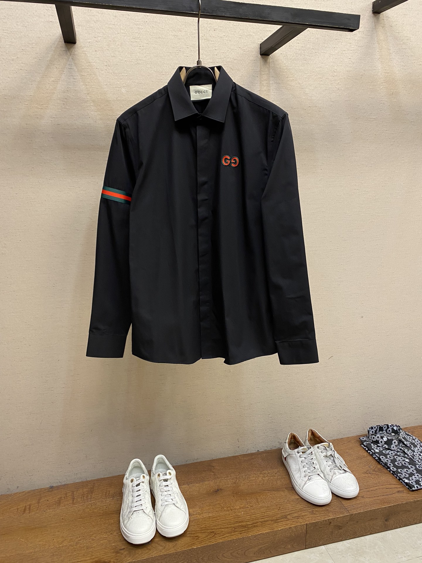 NO:951844,Gucci, new Gucci business casual shirt. Lutai Textile imported satin fabric, satin finishing, feels silky and thick, double yarn count 120, weight 146 grams. Double G color thread embroidery on the left chest, classic webbing matching on the sleeves and arms, epoxy buttons... The rest are shell logos, which are pure business and not old-fashioned!  !  !  !  !  !  Size S-2xl Color black, white s Shoulder width 45 Bust 100 Length 73 Sleeve length 62 m Shoulder width 46 Bust 104 Length 74 Sleeve length 63 l Shoulder width 47 Bust 108 Length 75 Sleeve length 64 xl Shoulder width 48 Bust 112 Length 76 Sleeve length 65 xxl Shoulder width 49 Bust  116 clothing length 77 sleeve length 66,,gucci,gucci,shirts,19860909Gucci、新款古驰商务休闲衬衫 鲁泰纺织进口的贡缎面料,缎纹后整处理,手感丝滑有厚度,面料双股纱线120支数,146克重.左胸双G彩色线绣花,袖臂经典织带搭配,滴胶纽扣... 其余都是贝壳Logo既纯商务又不老气 ！！！！！！ 尺码S-2xl 颜色黑色、白色 s 肩宽 45胸围 100衣长 73袖长62 m 肩宽 46胸围 104衣长 74袖长63 l 肩宽 47胸围 108衣长 75袖长64 xl 肩宽 48胸围 112衣长 76袖长65 xxl肩宽 49胸围 116衣长 77袖长66,,gucci,gucci,shirts,,Men's clothing