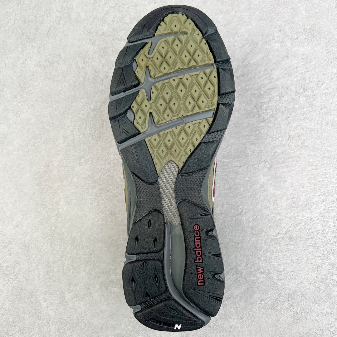 图片[9]-＃K版纯原福利 New Balance M990GP3 新百伦NB990V3 绿棕色 第三代总统复古慢跑鞋 正确3M反光细节 原楦原纸版开发 正确6层组合底模精密开发 搭载全新碳素中底 后跟透明TPU水晶装饰条稳固 沿用了引以为傲的跑鞋手工技艺 采用猪皮绒面并包裹局部透气网面的鞋身设计 菱网鞋舌上刻有New Balance USA 鞋面依旧身着经典的大热之灰 彰显了其高端的品质身份 尺码：36 37 37.5 38 38.5 39 40 40.5 41.5 42 42.5 43 44 45-选品中心