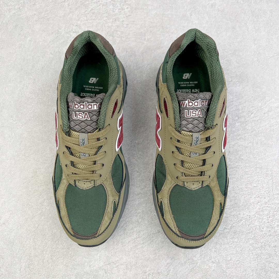 图片[2]-＃K版纯原福利 New Balance M990GP3 新百伦NB990V3 绿棕色 第三代总统复古慢跑鞋 正确3M反光细节 原楦原纸版开发 正确6层组合底模精密开发 搭载全新碳素中底 后跟透明TPU水晶装饰条稳固 沿用了引以为傲的跑鞋手工技艺 采用猪皮绒面并包裹局部透气网面的鞋身设计 菱网鞋舌上刻有New Balance USA 鞋面依旧身着经典的大热之灰 彰显了其高端的品质身份 尺码：36 37 37.5 38 38.5 39 40 40.5 41.5 42 42.5 43 44 45-选品中心
