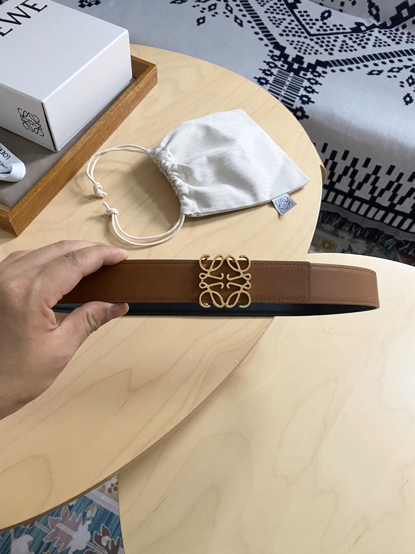 Loewe 220罗意威 LOEWE 这款双面腰带配有Anagram图案带扣 选用柔软粒面小牛皮和光滑小牛皮制成