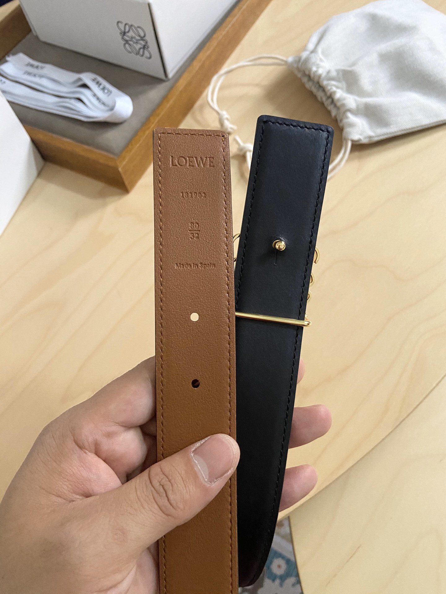 Loewe 220罗意威 LOEWE 这款双面腰带配有Anagram图案带扣 选用柔软粒面小牛皮和光滑小牛皮制成