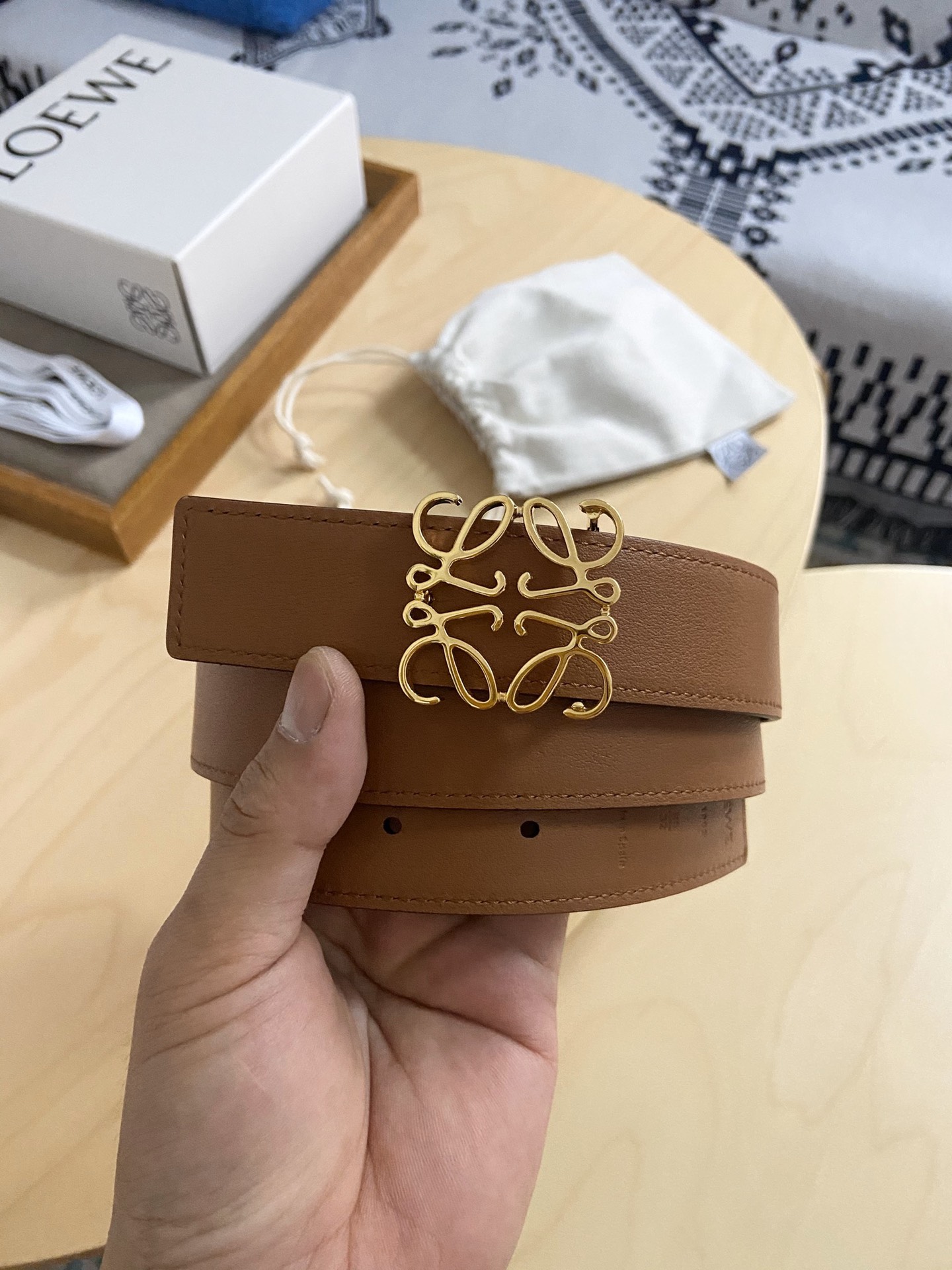 Loewe 220罗意威 LOEWE 这款双面腰带配有Anagram图案带扣 选用柔软粒面小牛皮和光滑小牛皮制成