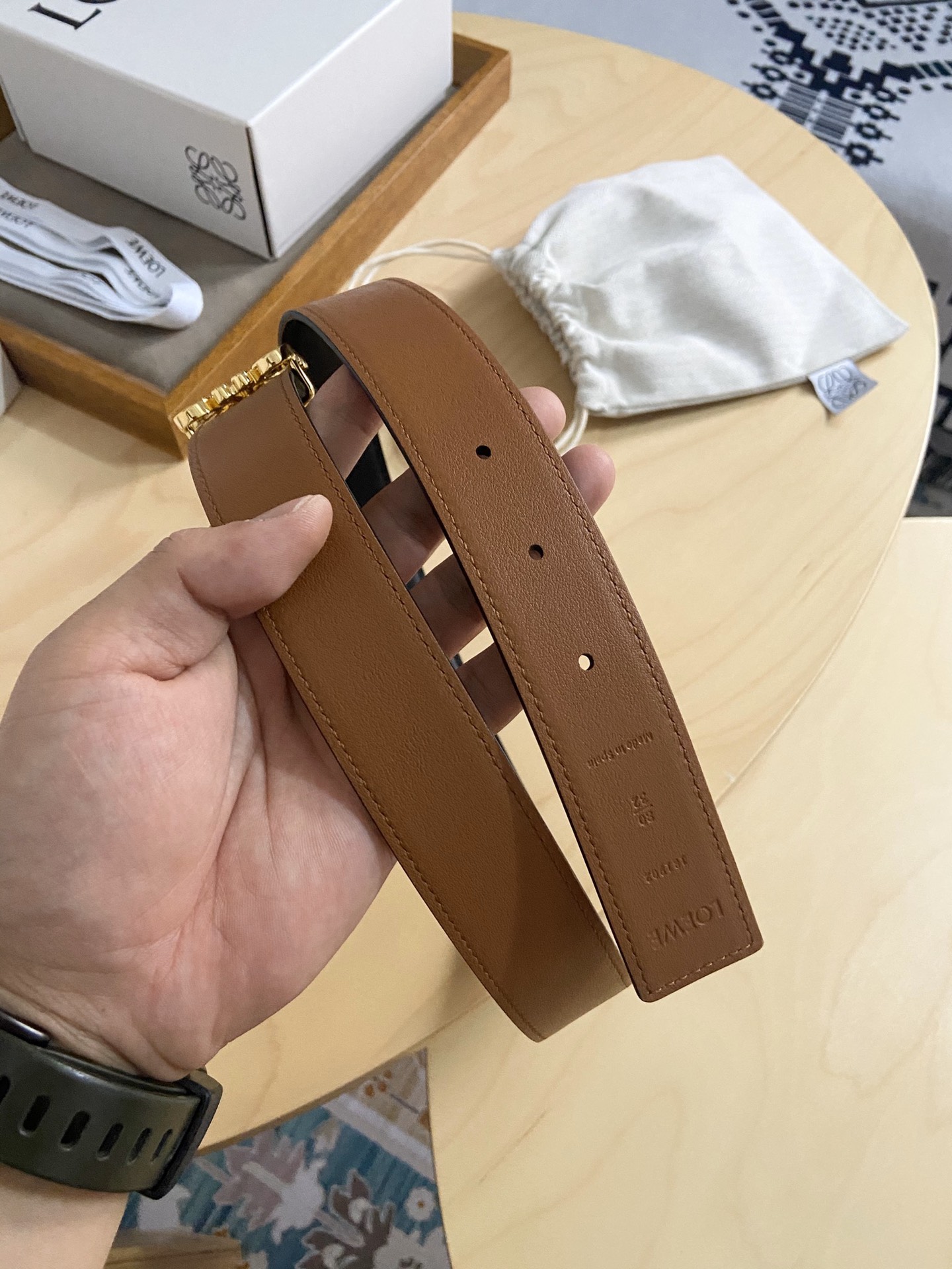 Loewe 220罗意威 LOEWE 这款双面腰带配有Anagram图案带扣 选用柔软粒面小牛皮和光滑小牛皮制成