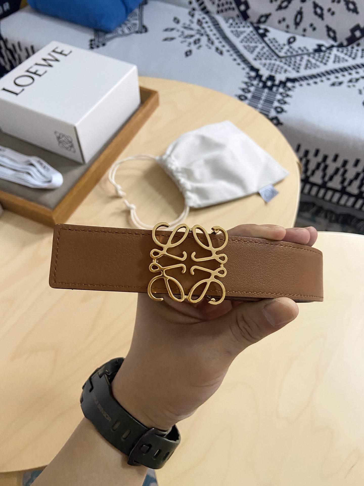 Loewe 220罗意威 LOEWE 这款双面腰带配有Anagram图案带扣 选用柔软粒面小牛皮和光滑小牛皮制成
