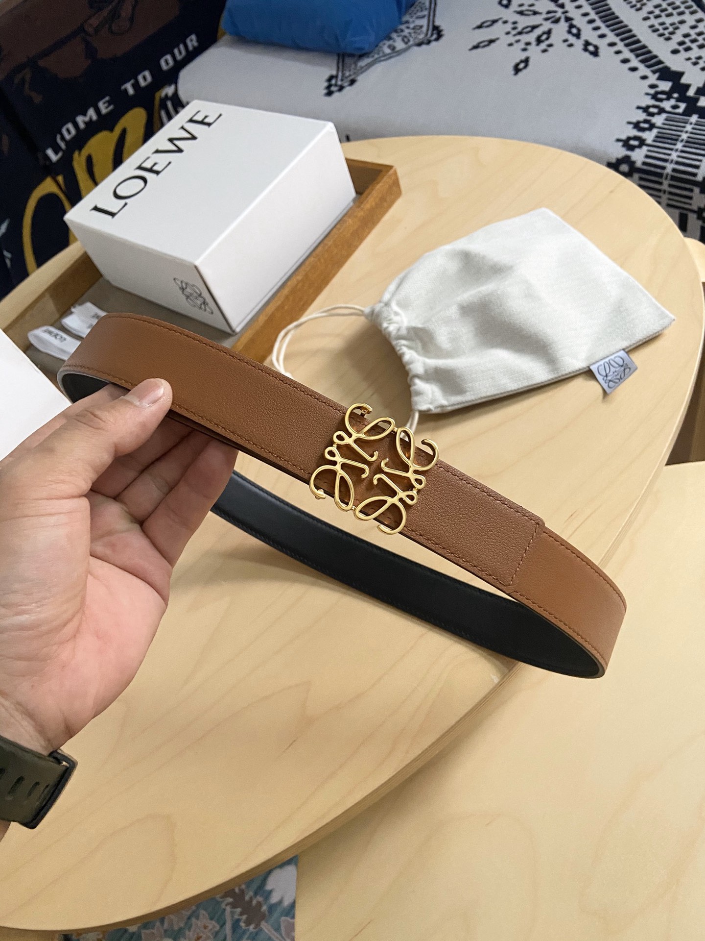 Loewe 220罗意威 LOEWE 这款双面腰带配有Anagram图案带扣 选用柔软粒面小牛皮和光滑小牛皮制成