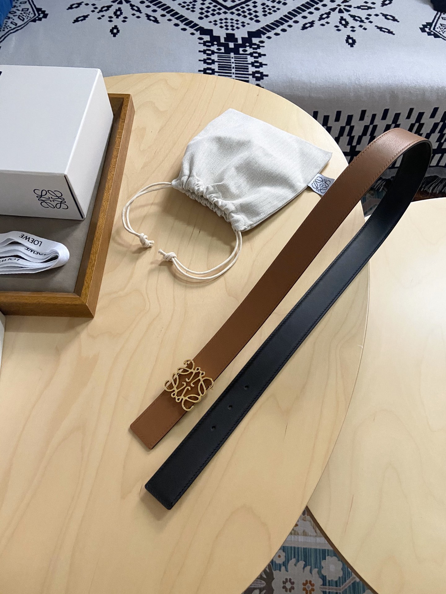 Loewe 220罗意威 LOEWE 这款双面腰带配有Anagram图案带扣 选用柔软粒面小牛皮和光滑小牛皮制成