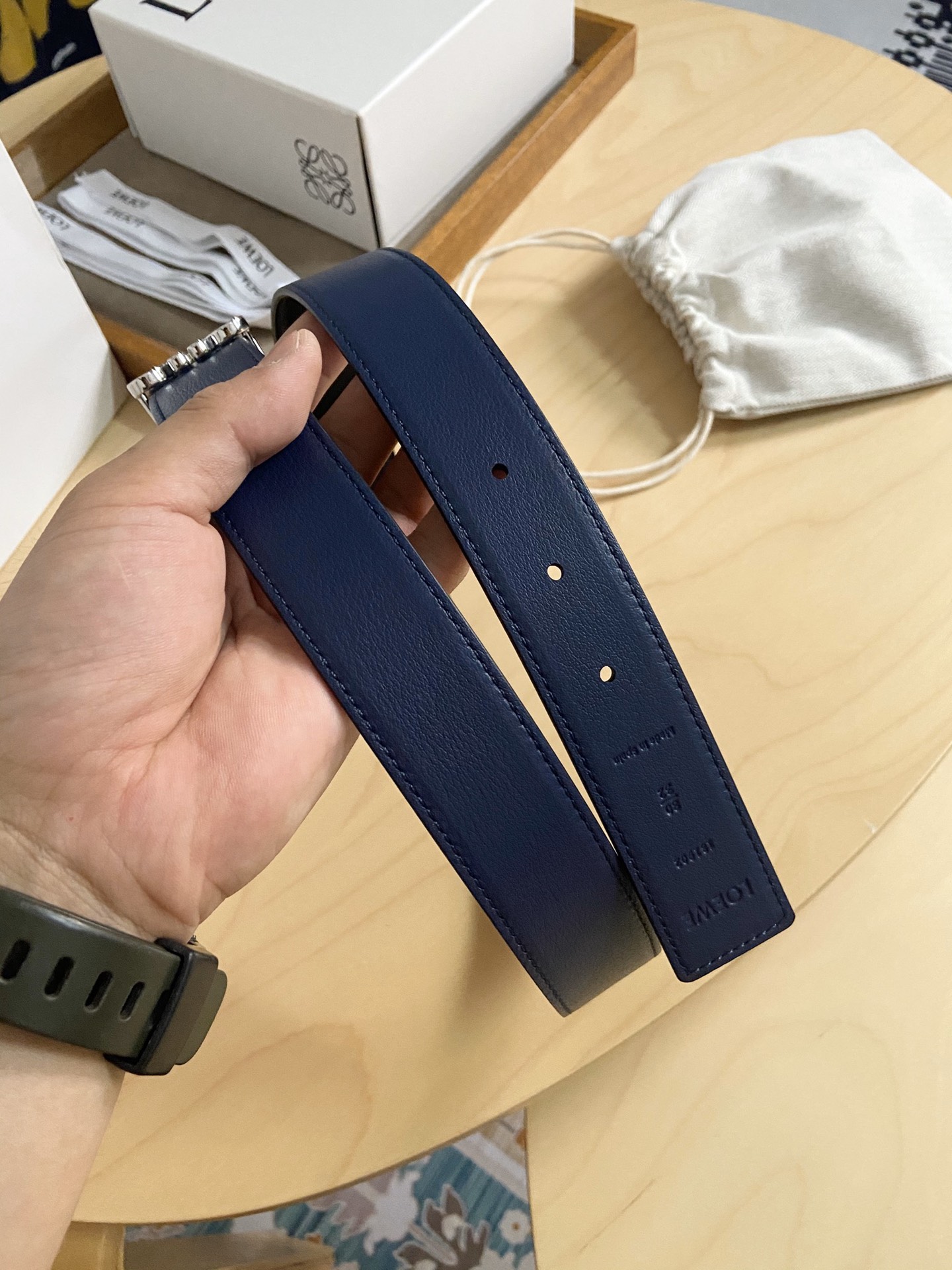 Loewe 220罗意威 LOEWE 这款双面腰带配有Anagram图案带扣 选用柔软粒面小牛皮和光滑小牛皮制成