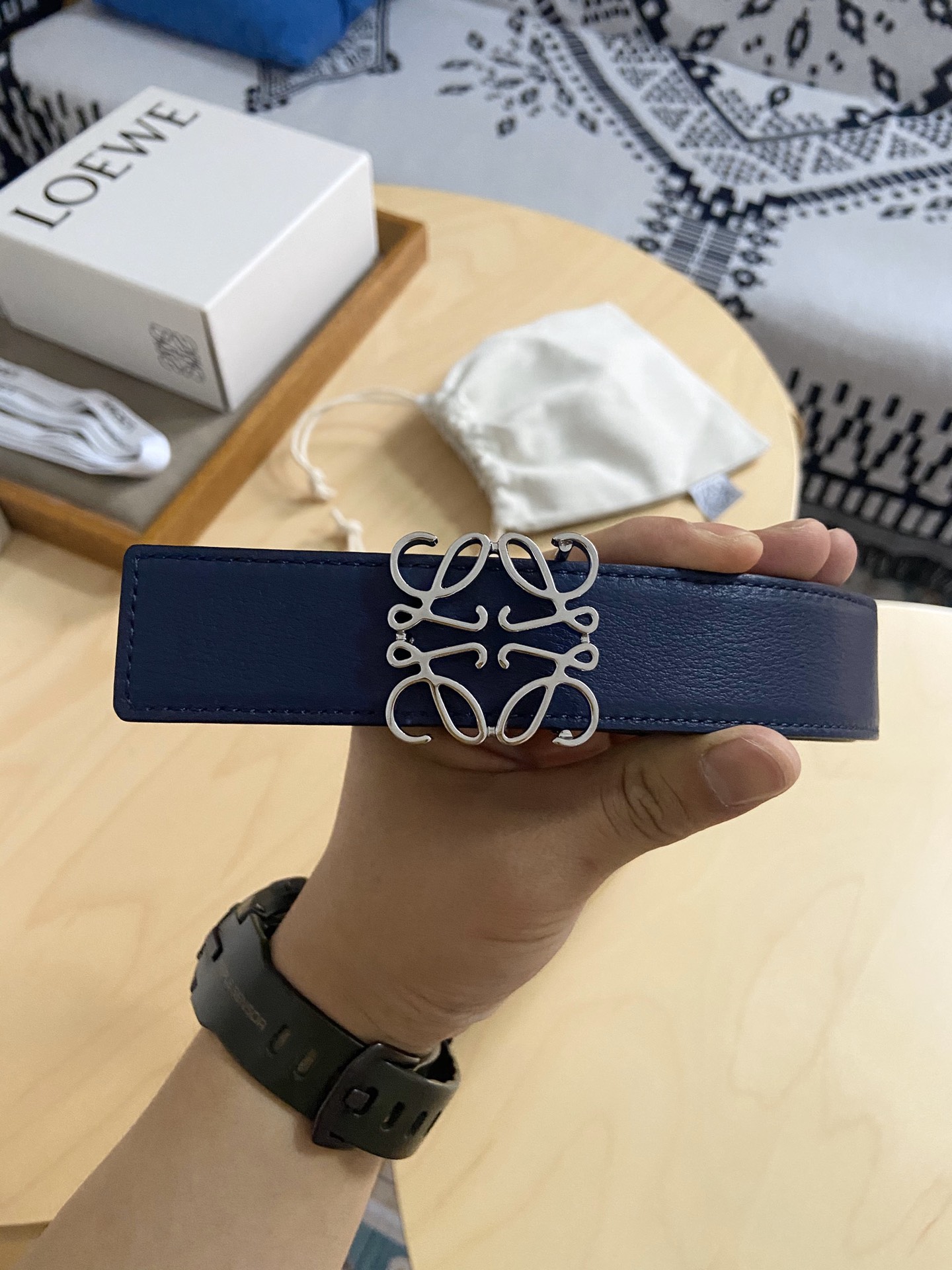 Loewe 220罗意威 LOEWE 这款双面腰带配有Anagram图案带扣 选用柔软粒面小牛皮和光滑小牛皮制成