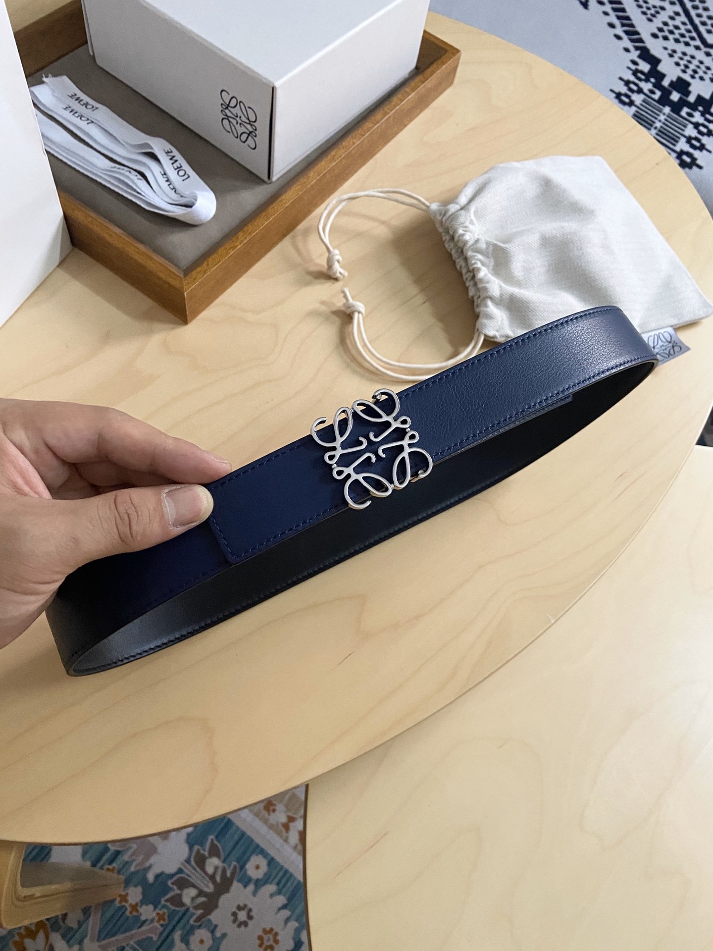 Loewe 220罗意威 LOEWE 这款双面腰带配有Anagram图案带扣 选用柔软粒面小牛皮和光滑小牛皮制成