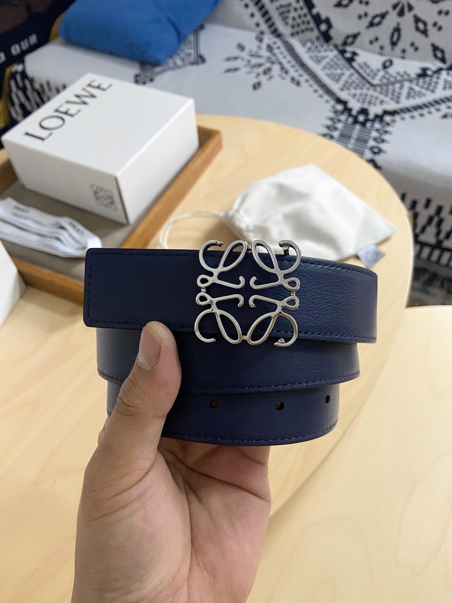 Loewe 220罗意威 LOEWE 这款双面腰带配有Anagram图案带扣 选用柔软粒面小牛皮和光滑小牛皮制成