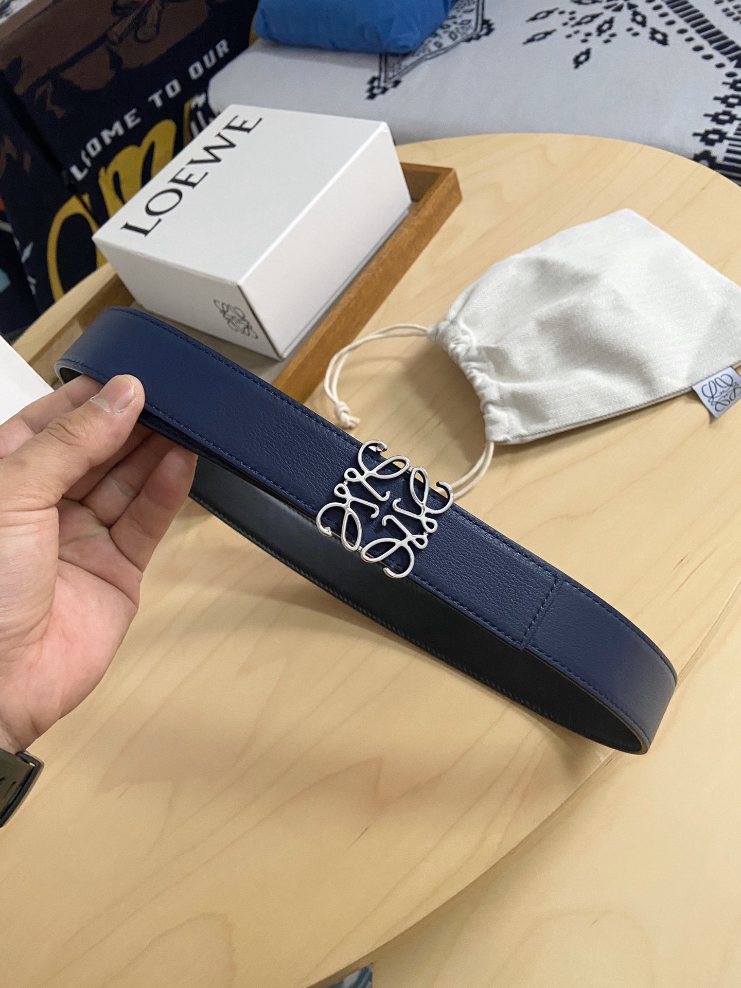 Loewe 220罗意威 LOEWE 这款双面腰带配有Anagram图案带扣 选用柔软粒面小牛皮和光滑小牛皮制成