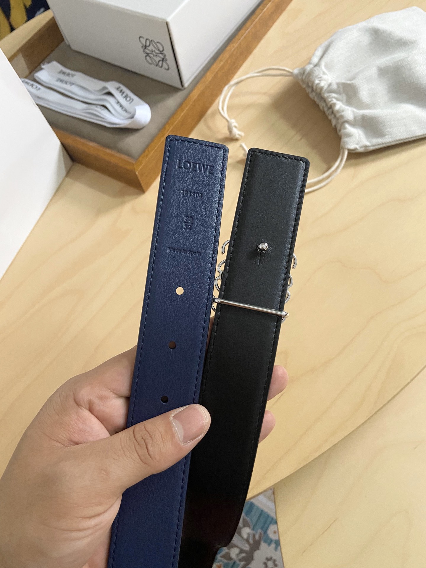 Loewe 220罗意威 LOEWE 这款双面腰带配有Anagram图案带扣 选用柔软粒面小牛皮和光滑小牛皮制成
