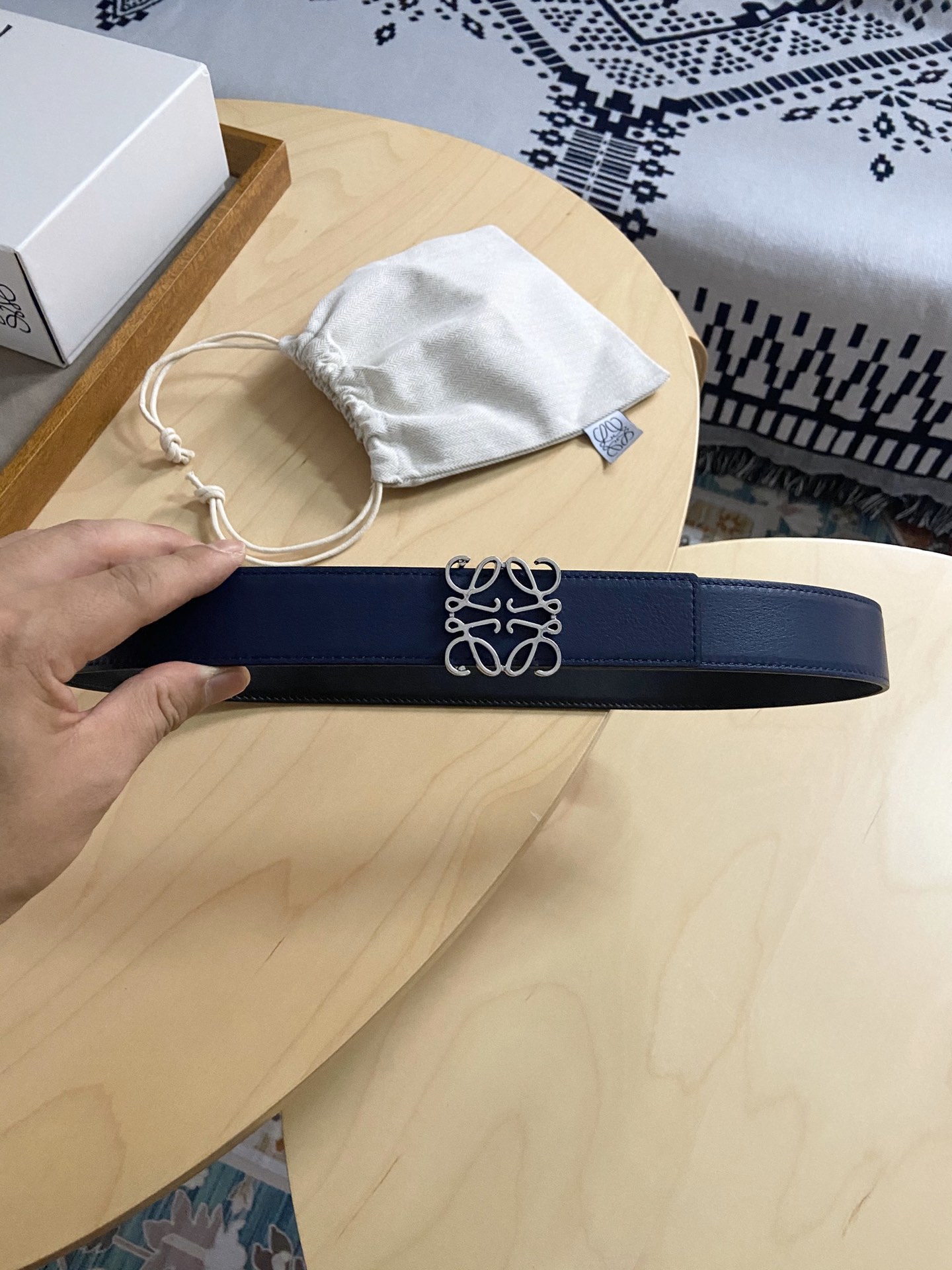 Loewe 220罗意威 LOEWE 这款双面腰带配有Anagram图案带扣 选用柔软粒面小牛皮和光滑小牛皮制成