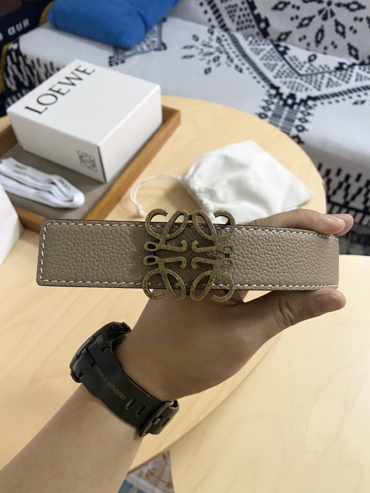 Loewe 220罗意威 LOEWE 这款双面腰带配有Anagram图案带扣 选用柔软荔枝纹小牛皮和平纹小牛皮制成