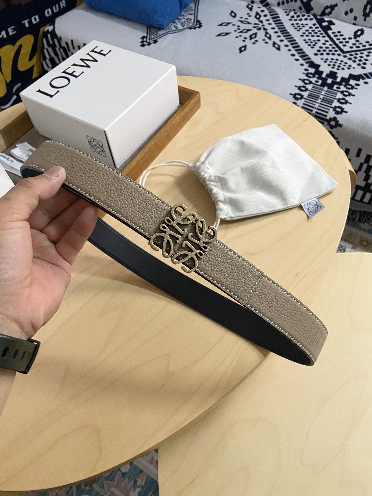 Loewe 220罗意威 LOEWE 这款双面腰带配有Anagram图案带扣 选用柔软荔枝纹小牛皮和平纹小牛皮制成