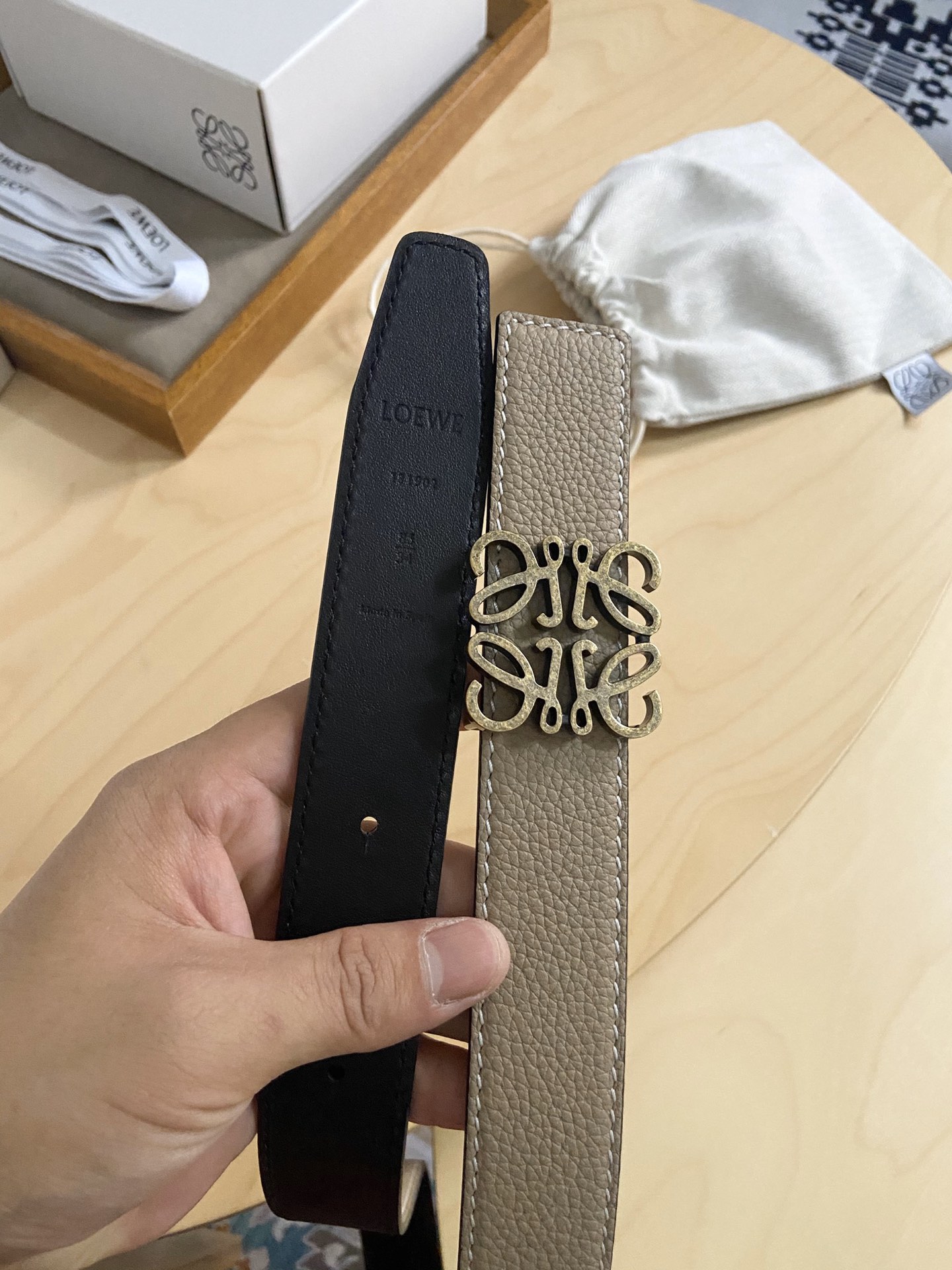 Loewe 220罗意威 LOEWE 这款双面腰带配有Anagram图案带扣 选用柔软荔枝纹小牛皮和平纹小牛皮制成