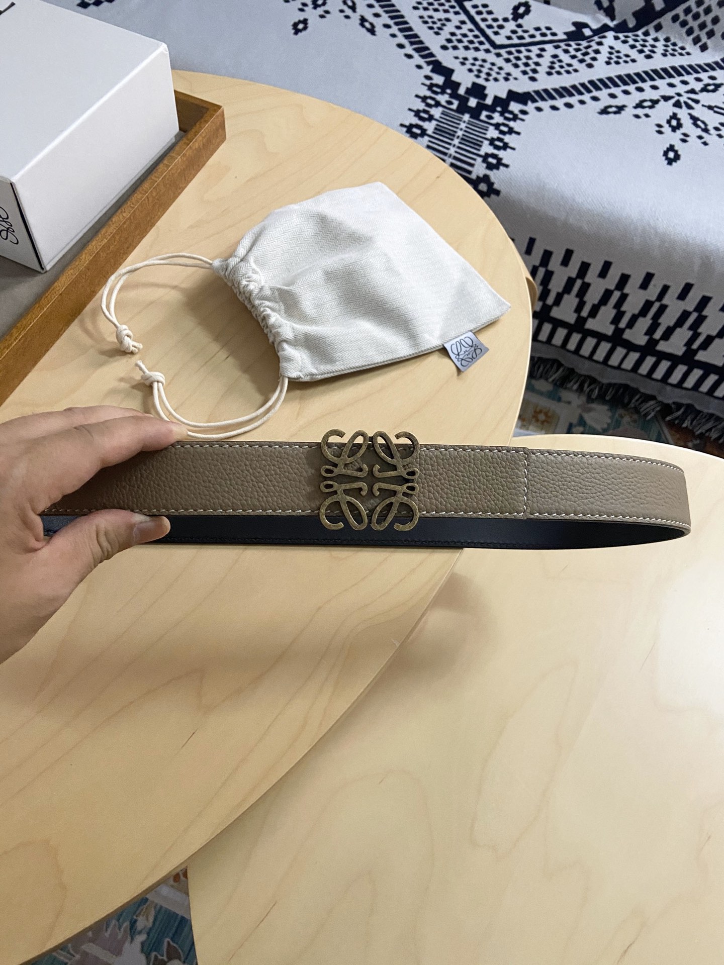 Loewe 220罗意威 LOEWE 这款双面腰带配有Anagram图案带扣 选用柔软荔枝纹小牛皮和平纹小牛皮制成