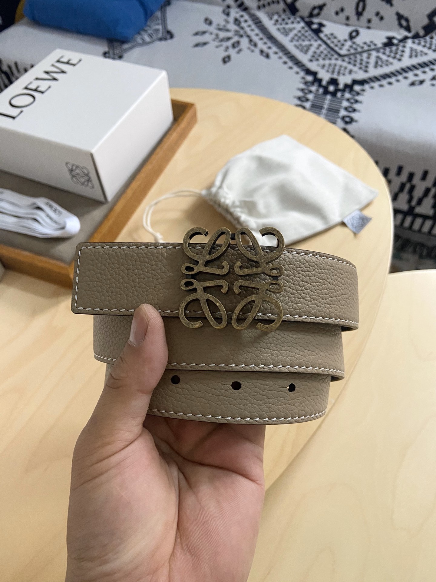 Loewe 220罗意威 LOEWE 这款双面腰带配有Anagram图案带扣 选用柔软荔枝纹小牛皮和平纹小牛皮制成