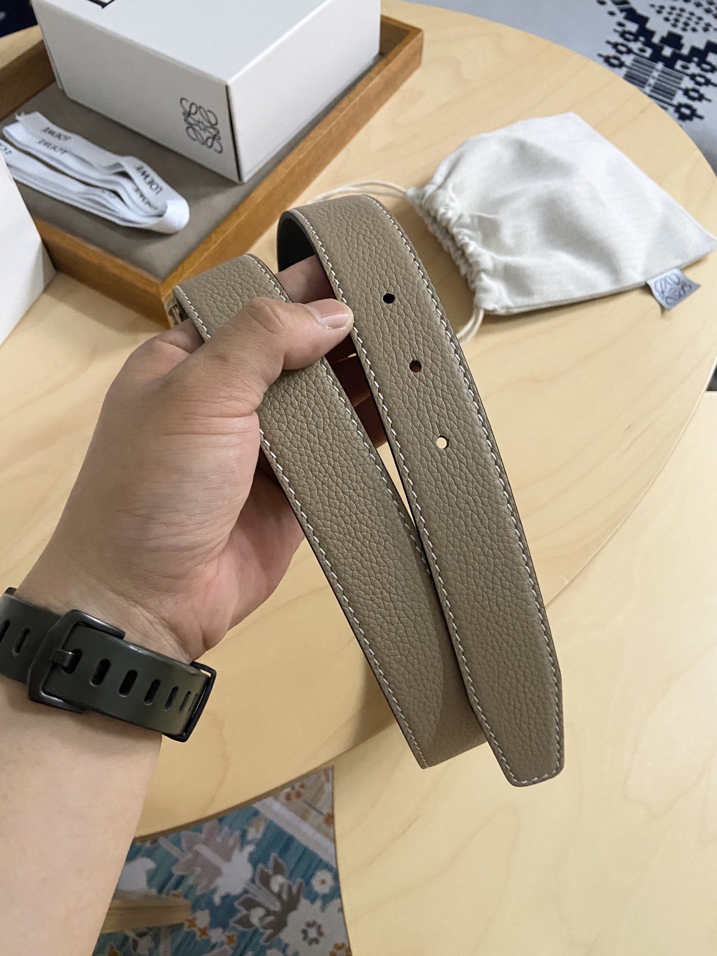 Loewe 220罗意威 LOEWE 这款双面腰带配有Anagram图案带扣 选用柔软荔枝纹小牛皮和平纹小牛皮制成