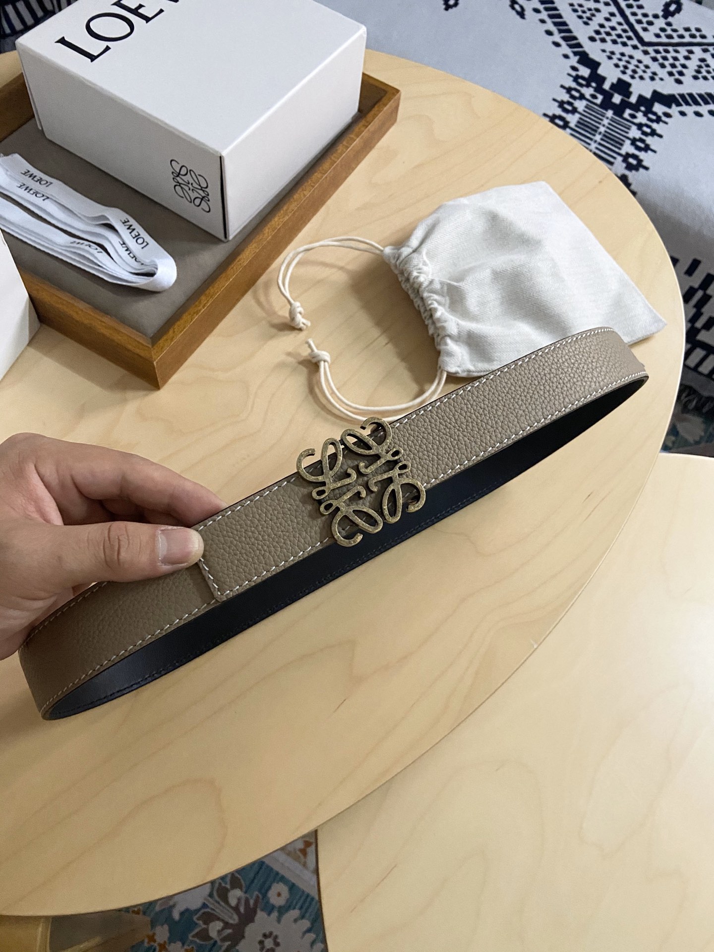 Loewe 220罗意威 LOEWE 这款双面腰带配有Anagram图案带扣 选用柔软荔枝纹小牛皮和平纹小牛皮制成