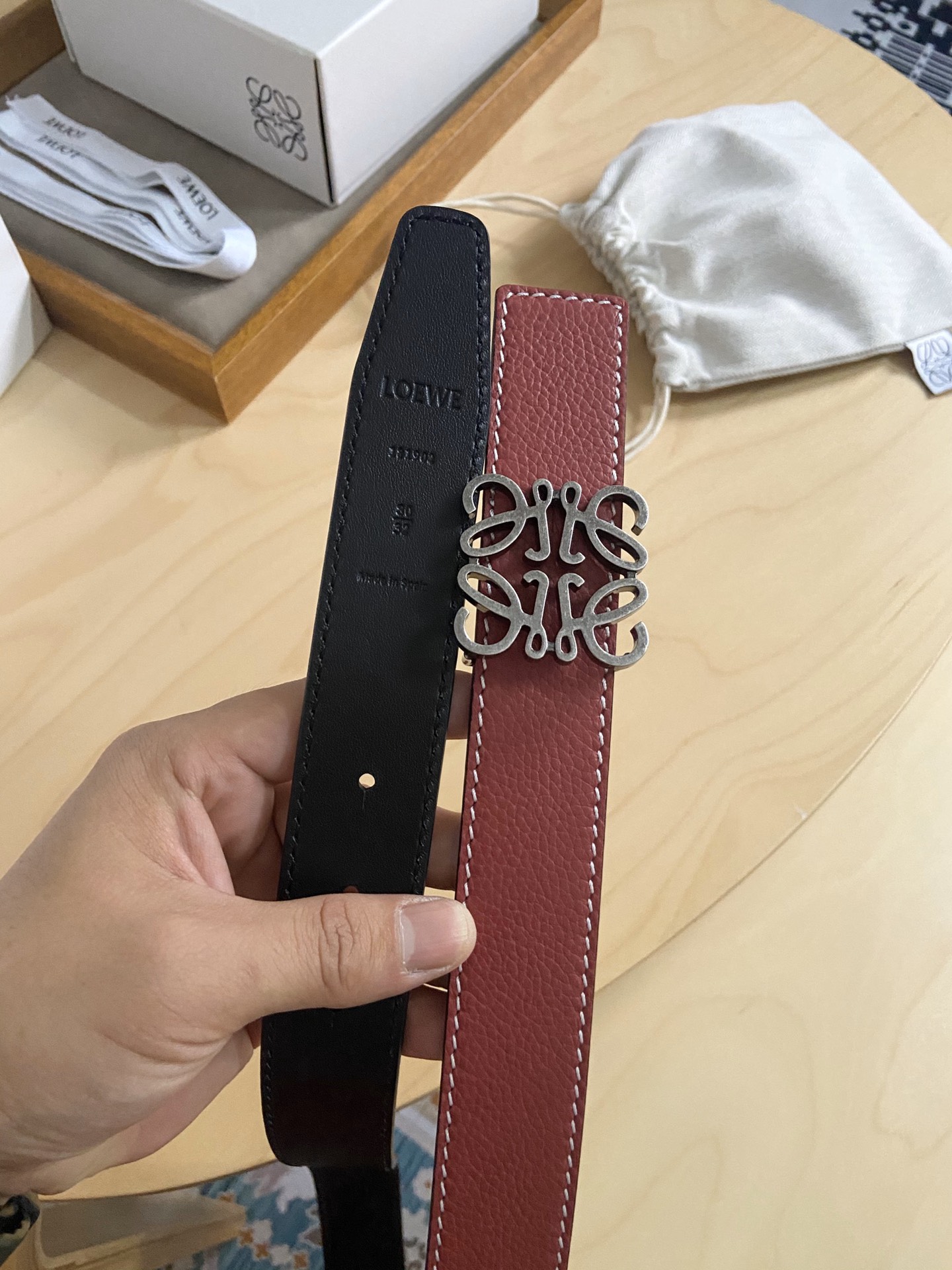 Loewe 220罗意威 LOEWE 这款双面腰带配有Anagram图案带扣 选用柔软荔枝纹小牛皮和平纹小牛皮制成