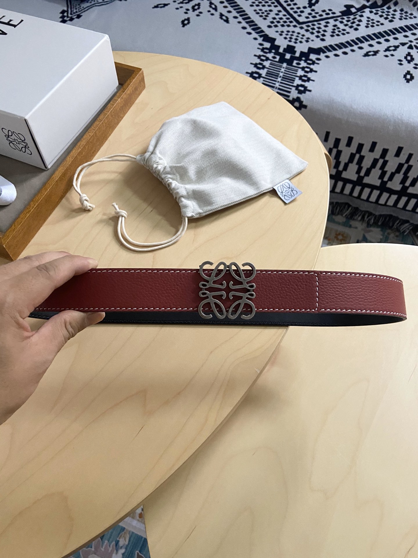Loewe 220罗意威 LOEWE 这款双面腰带配有Anagram图案带扣 选用柔软荔枝纹小牛皮和平纹小牛皮制成