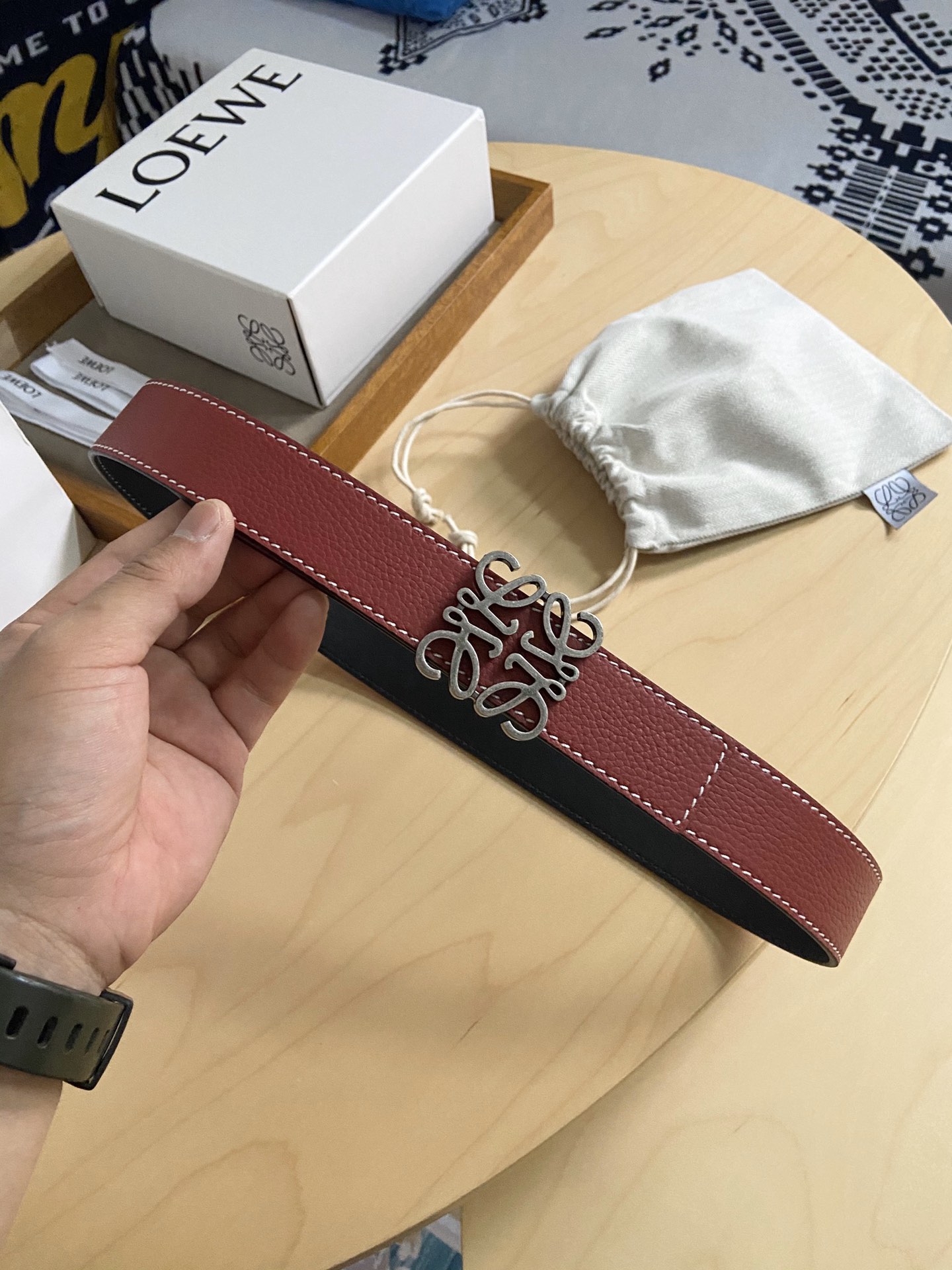 Loewe 220罗意威 LOEWE 这款双面腰带配有Anagram图案带扣 选用柔软荔枝纹小牛皮和平纹小牛皮制成
