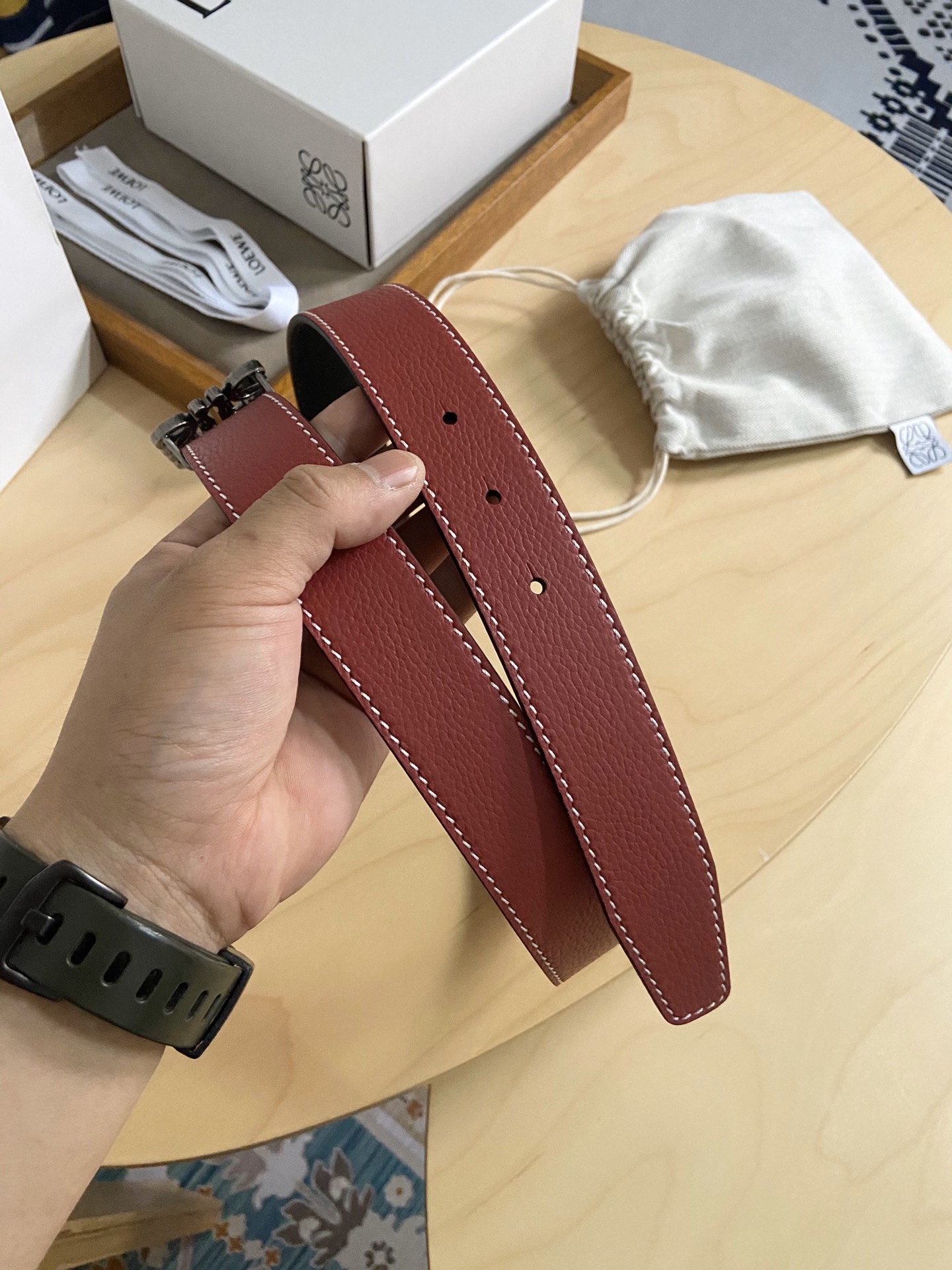 Loewe 220罗意威 LOEWE 这款双面腰带配有Anagram图案带扣 选用柔软荔枝纹小牛皮和平纹小牛皮制成